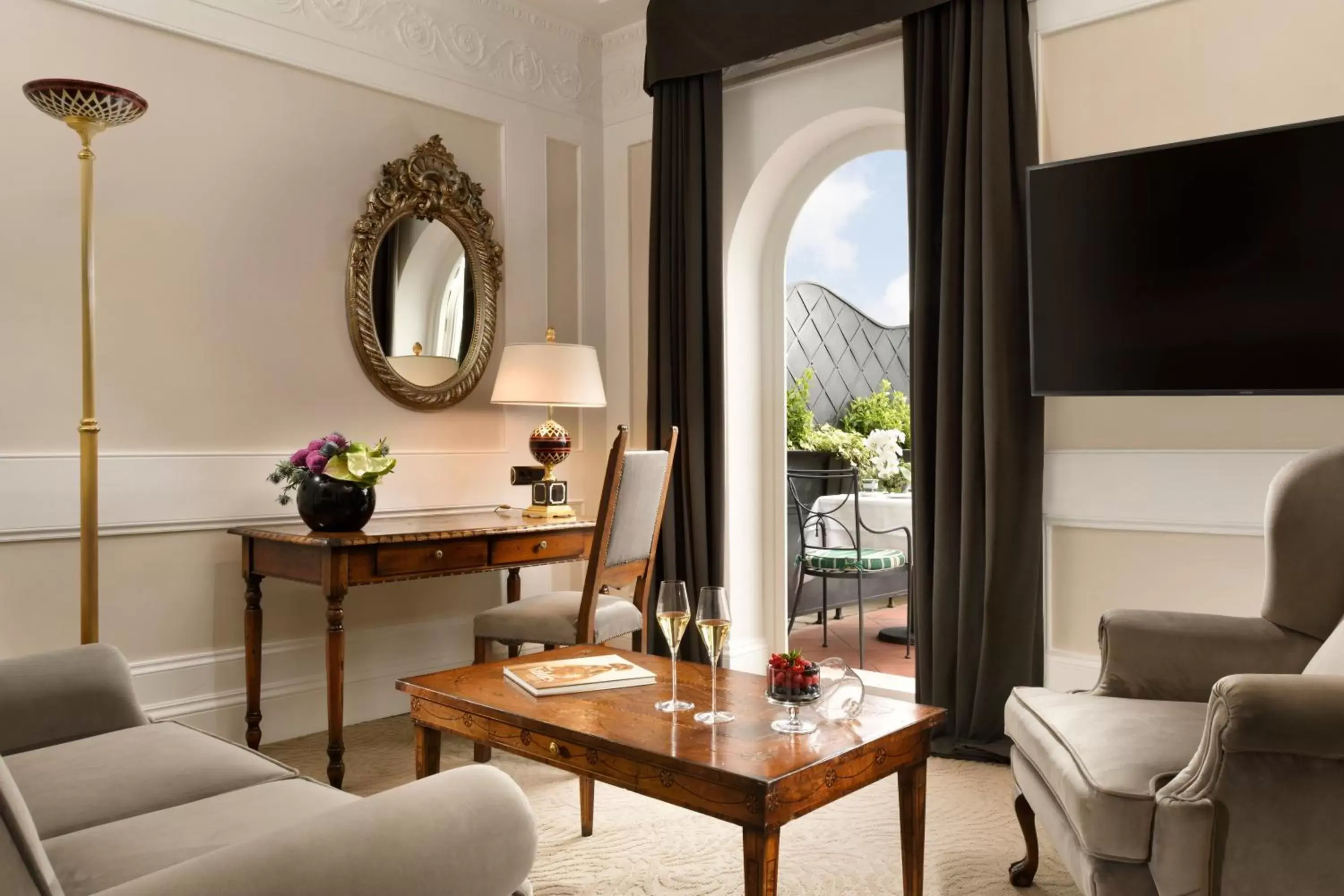 Living room in Hotel Splendide Royal - The Leading Hotels of the World Living room in Hotel Splendide Royal - The Leading Hotels of the World