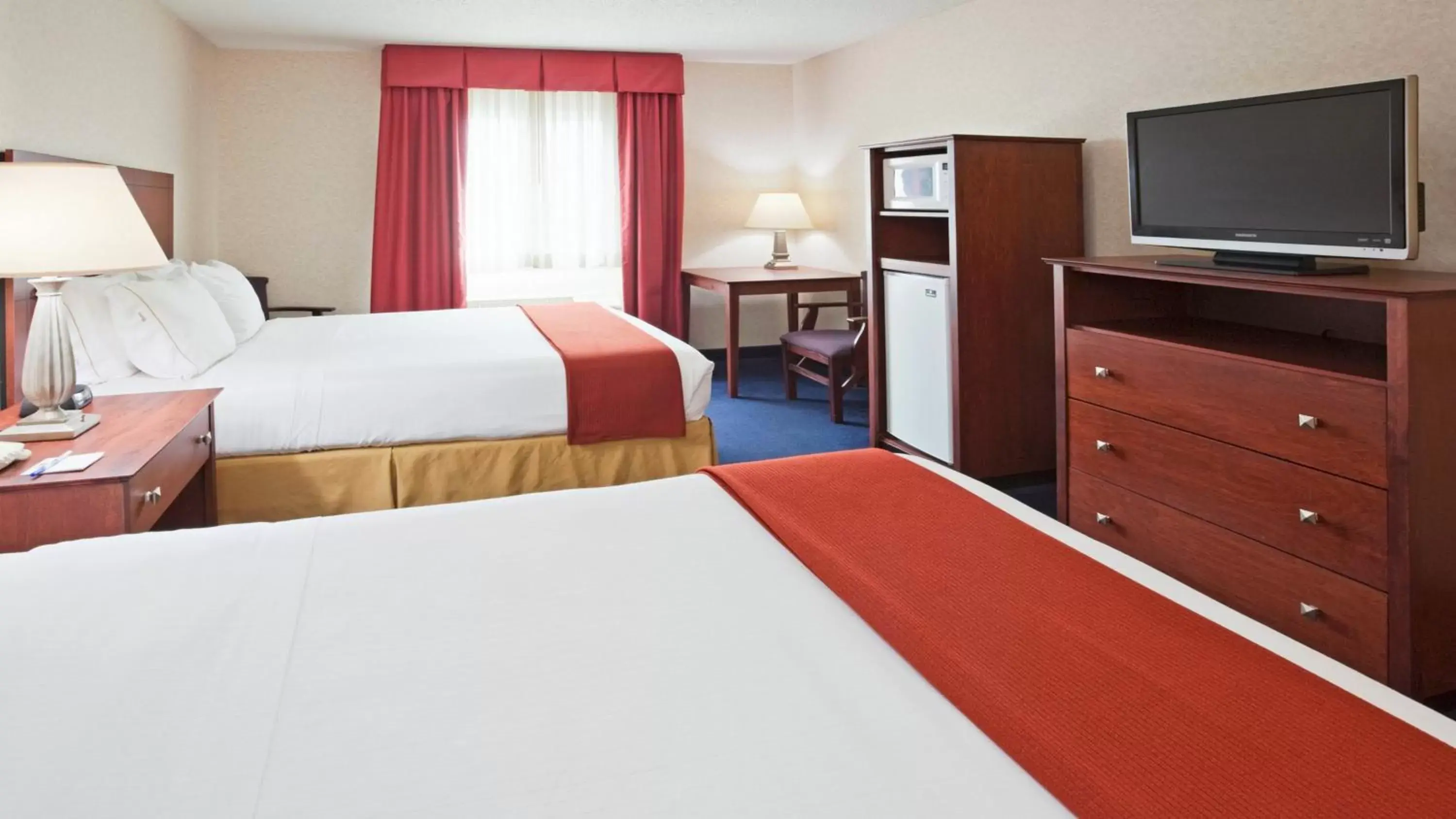 Photo of the whole room, Bed in Holiday Inn Express Deforest, an IHG Hotel