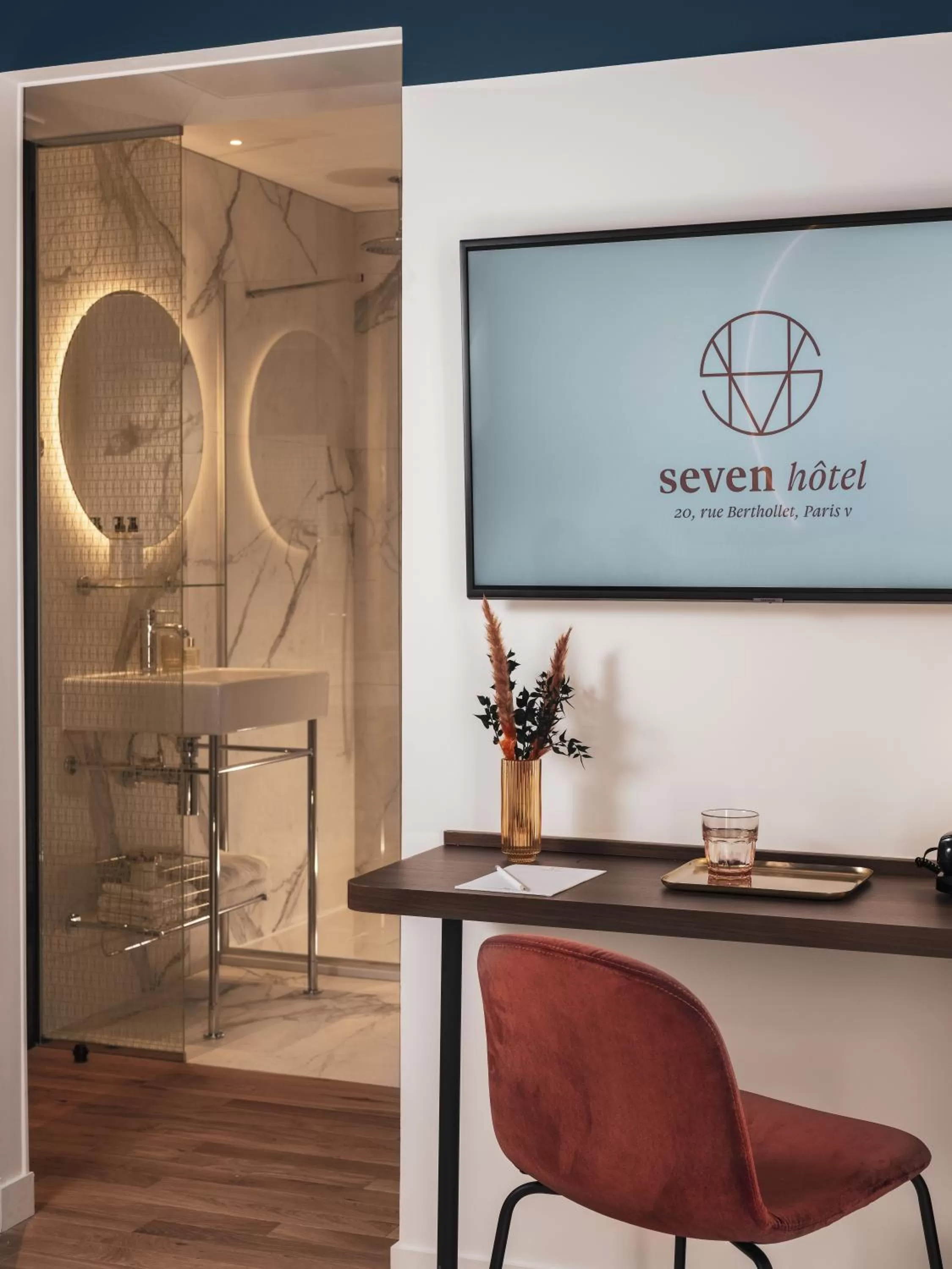 Shower in Seven Hotel Paris