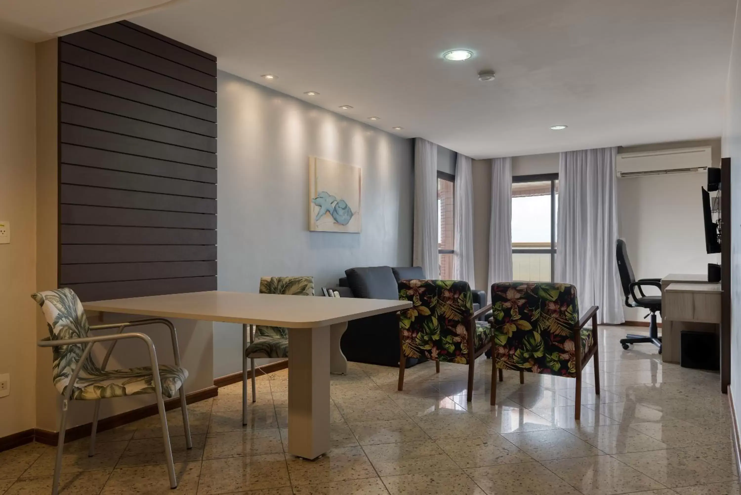 Communal lounge/ TV room, Dining Area in Quality Suites Vila Velha