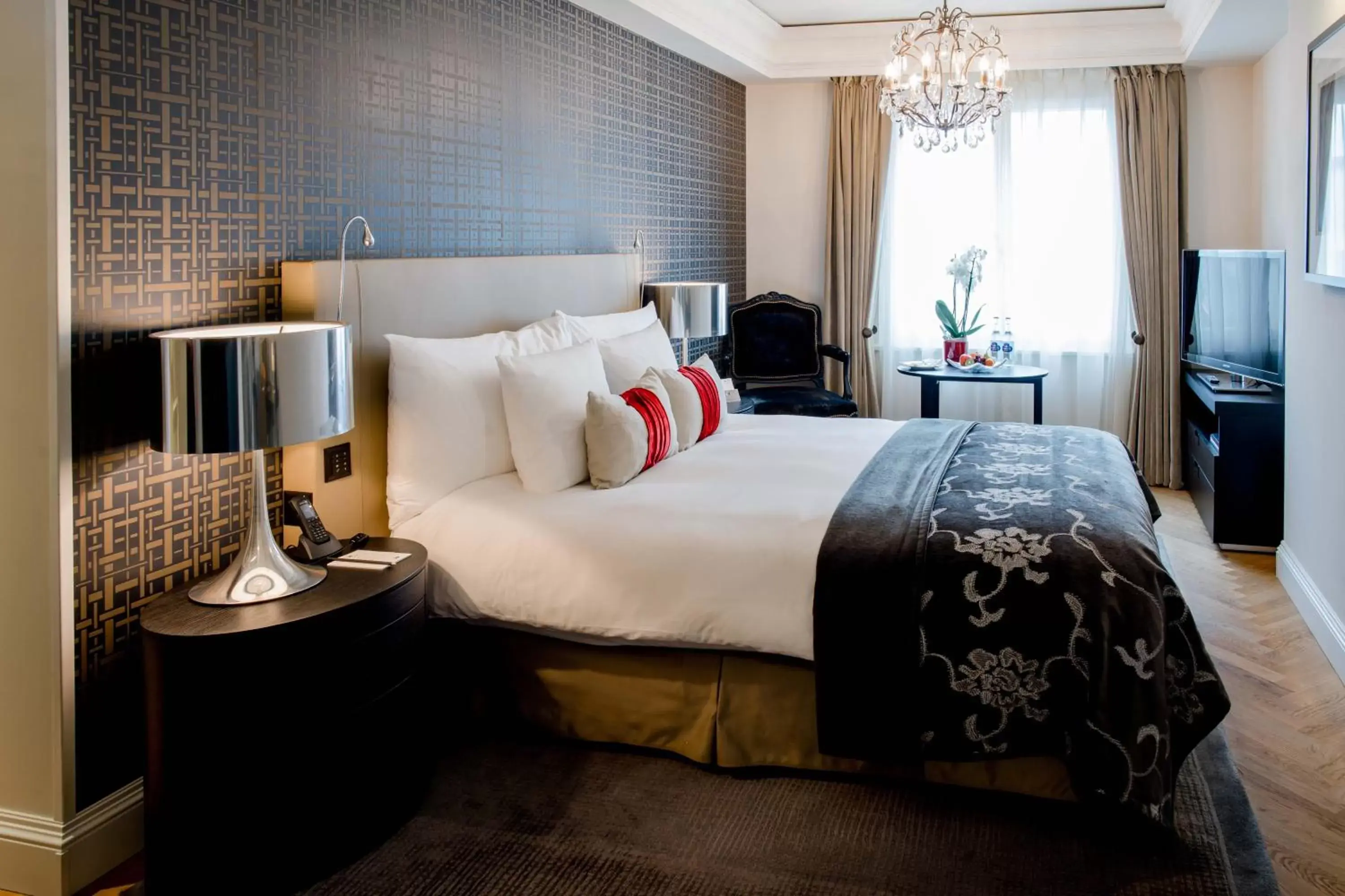 Charming Queen Room in Hotel Schweizerhof Bern & Spa Charming Queen Room in Hotel Schweizerhof Bern & Spa