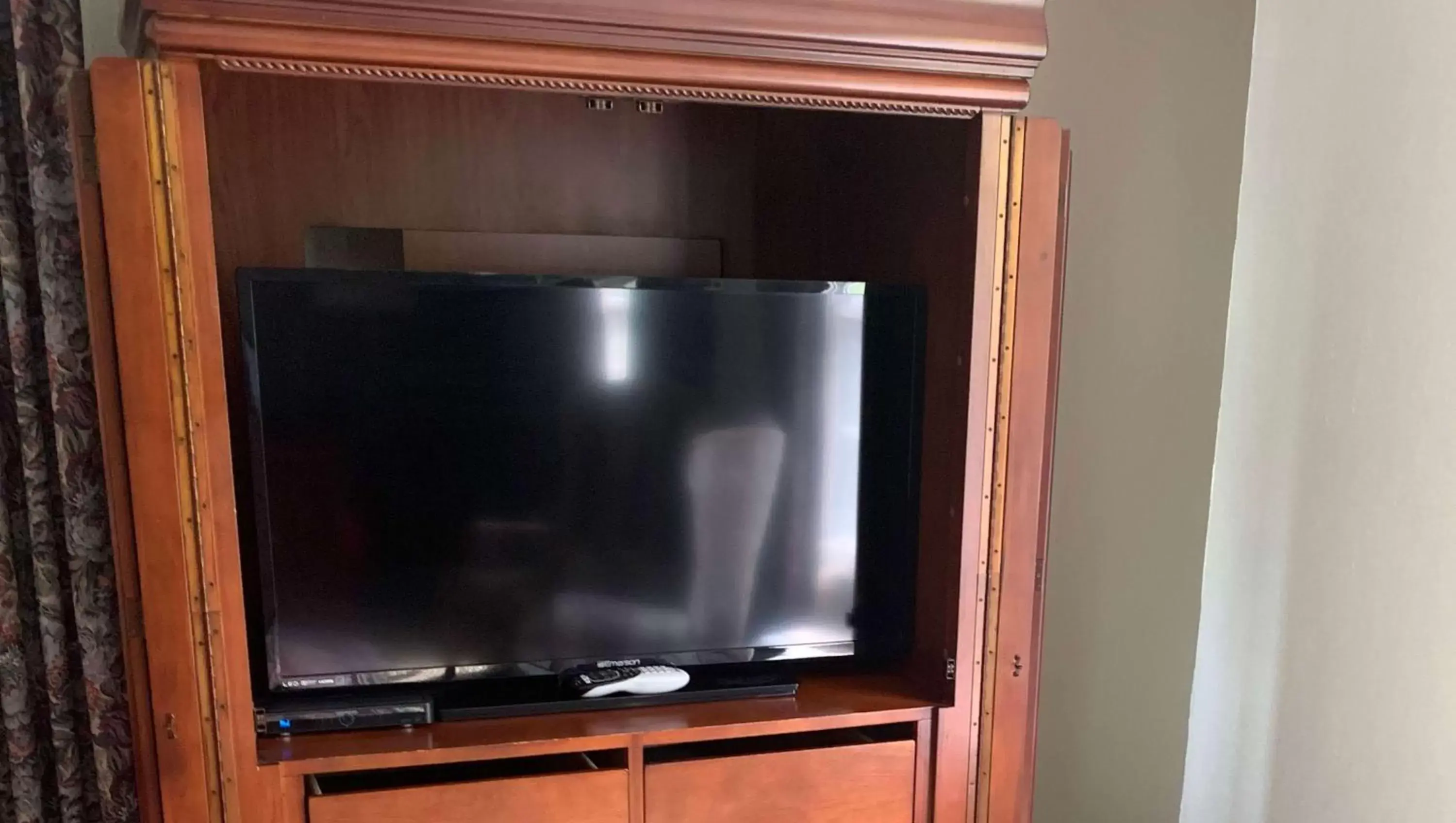 Photo of the whole room, TV/Entertainment Center in Royal Inn Rockville