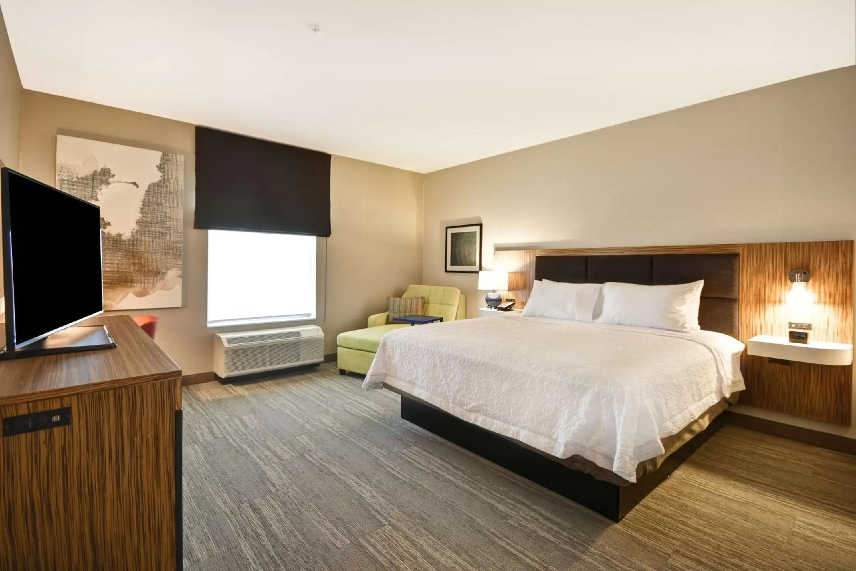 Bedroom, Bed in Hampton Inn & Suites Detroit/Warren