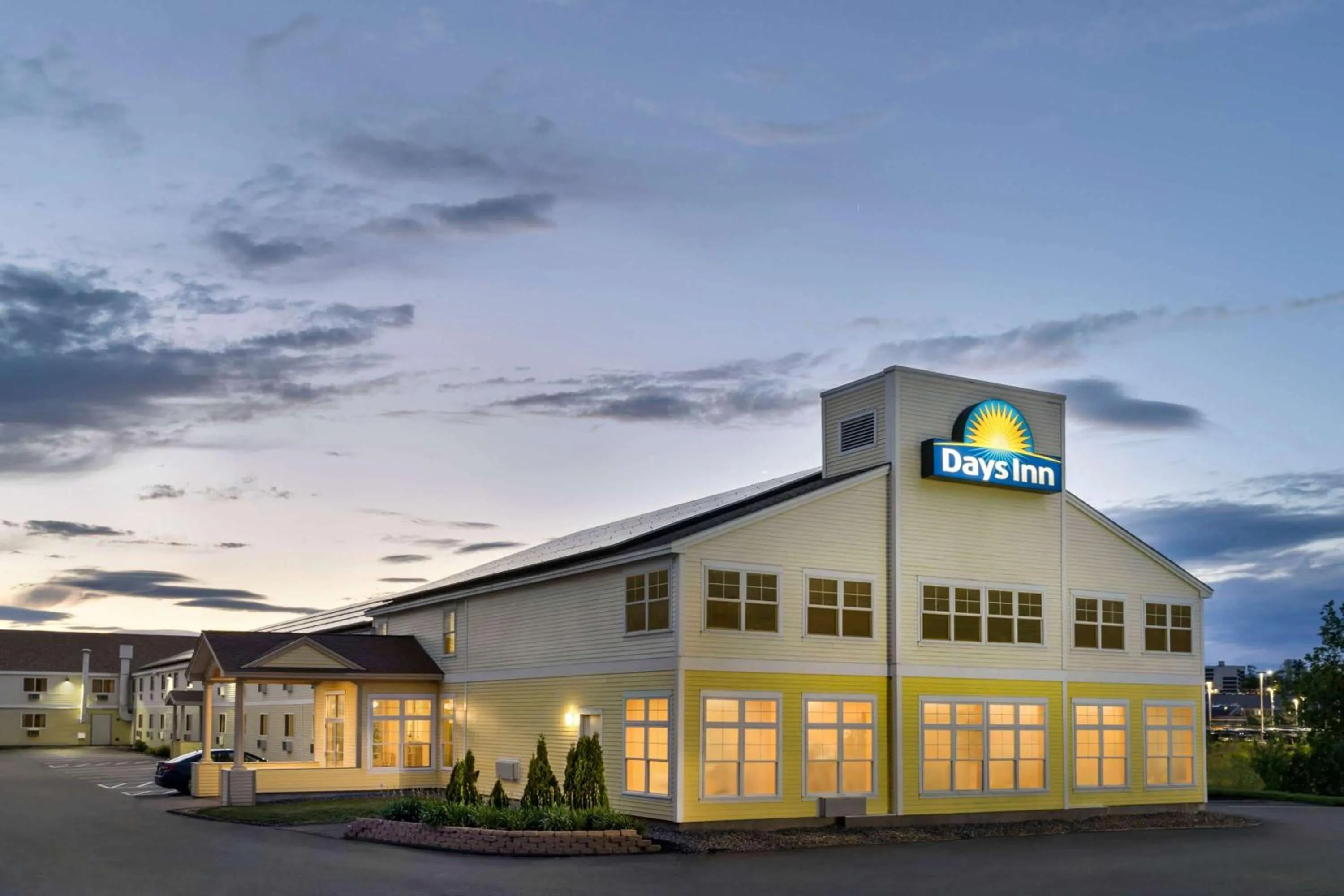 Property building in Days Inn by Wyndham Airport/Maine Mall