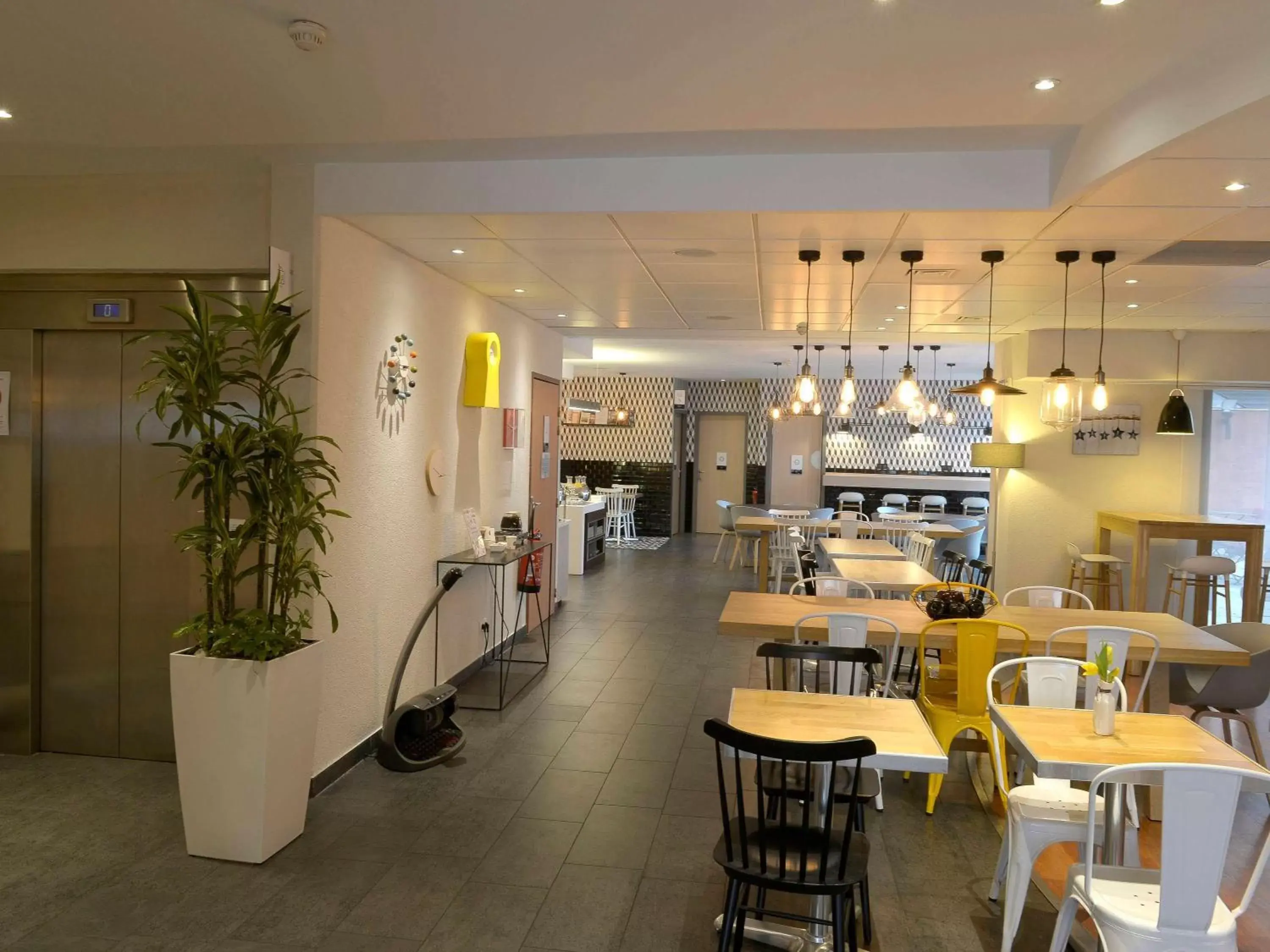 Lounge or bar, Restaurant/Places to Eat in Novotel Suites Rouen Normandie