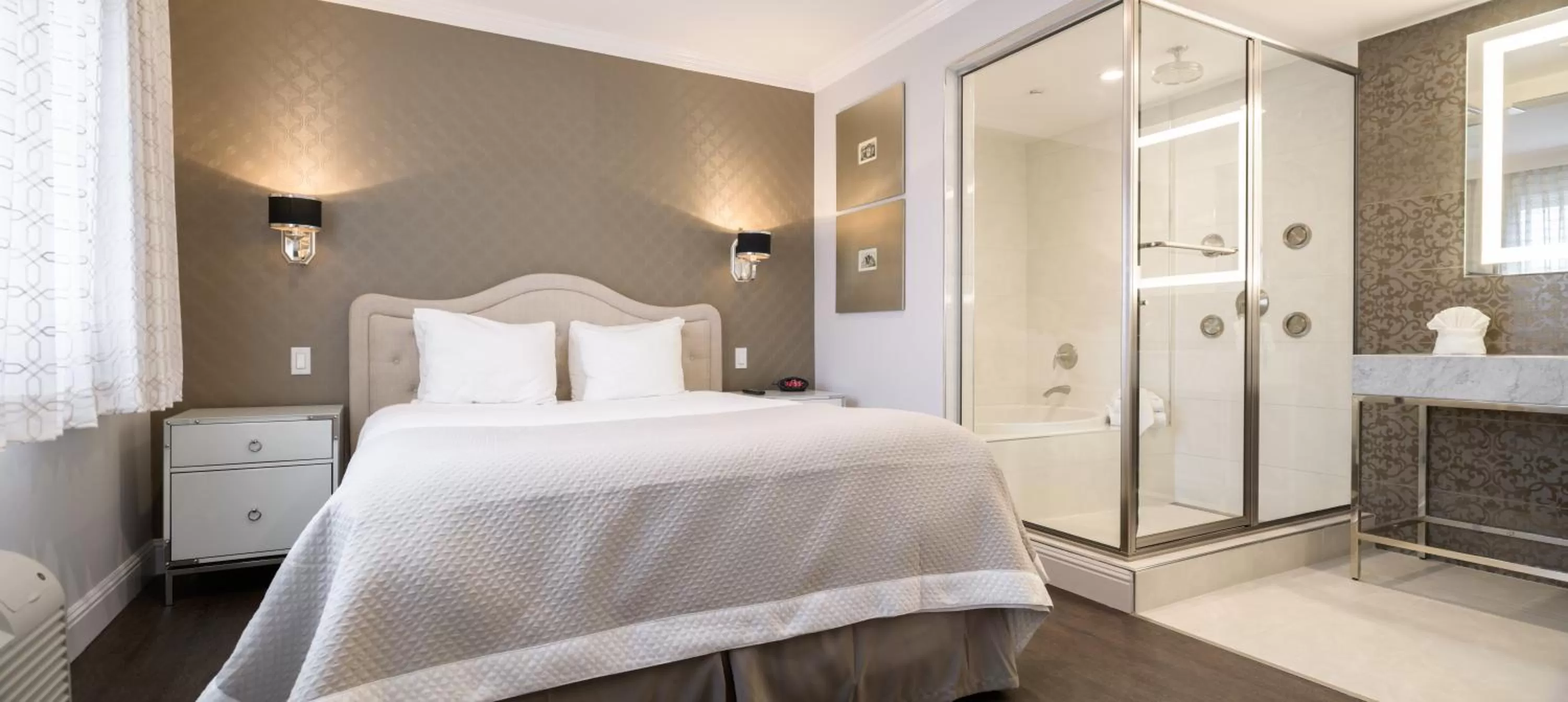 Bedroom, Bed in Woodcrest Hotel Cupertino