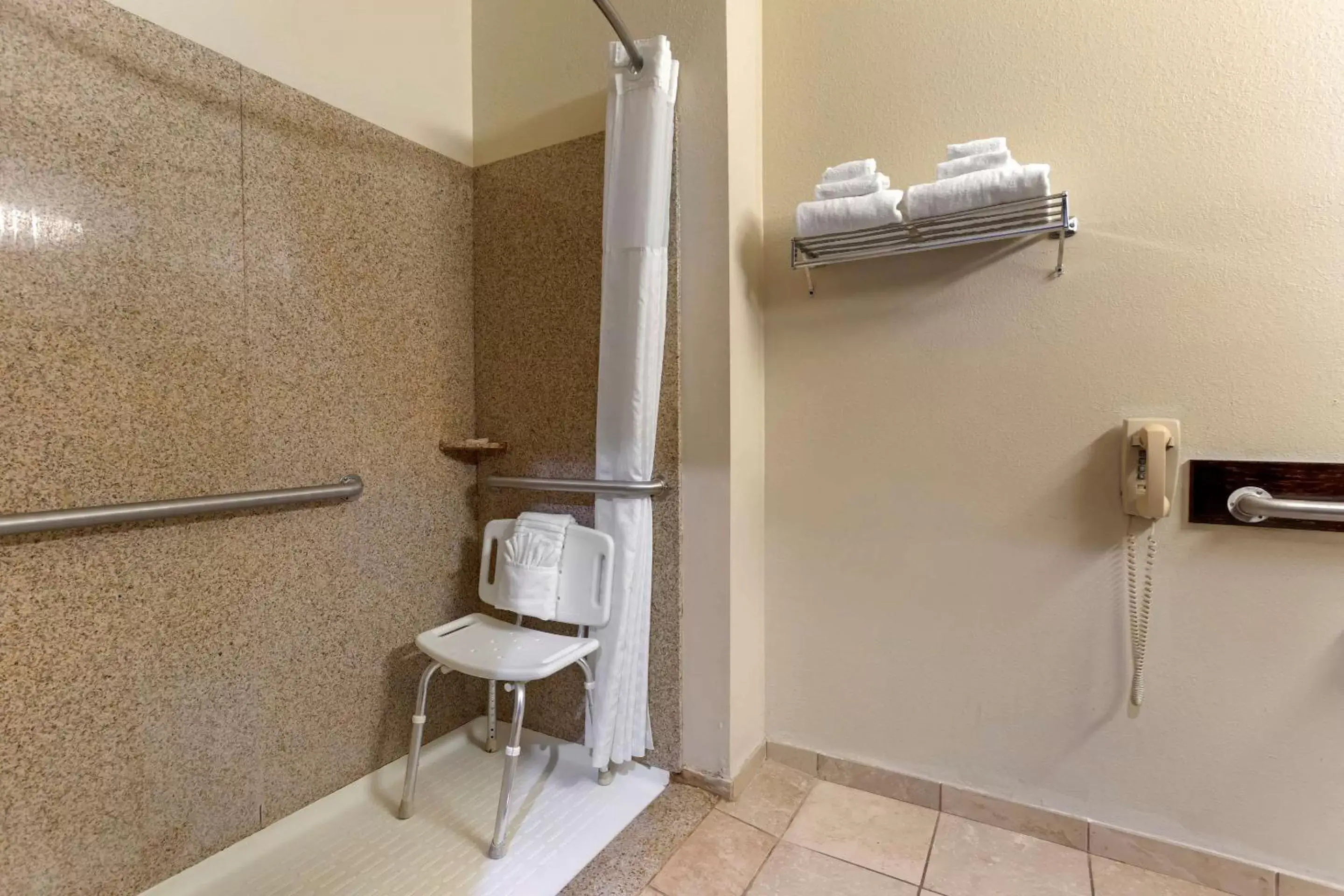 Bathroom in Comfort Inn Hobart - Merrillville