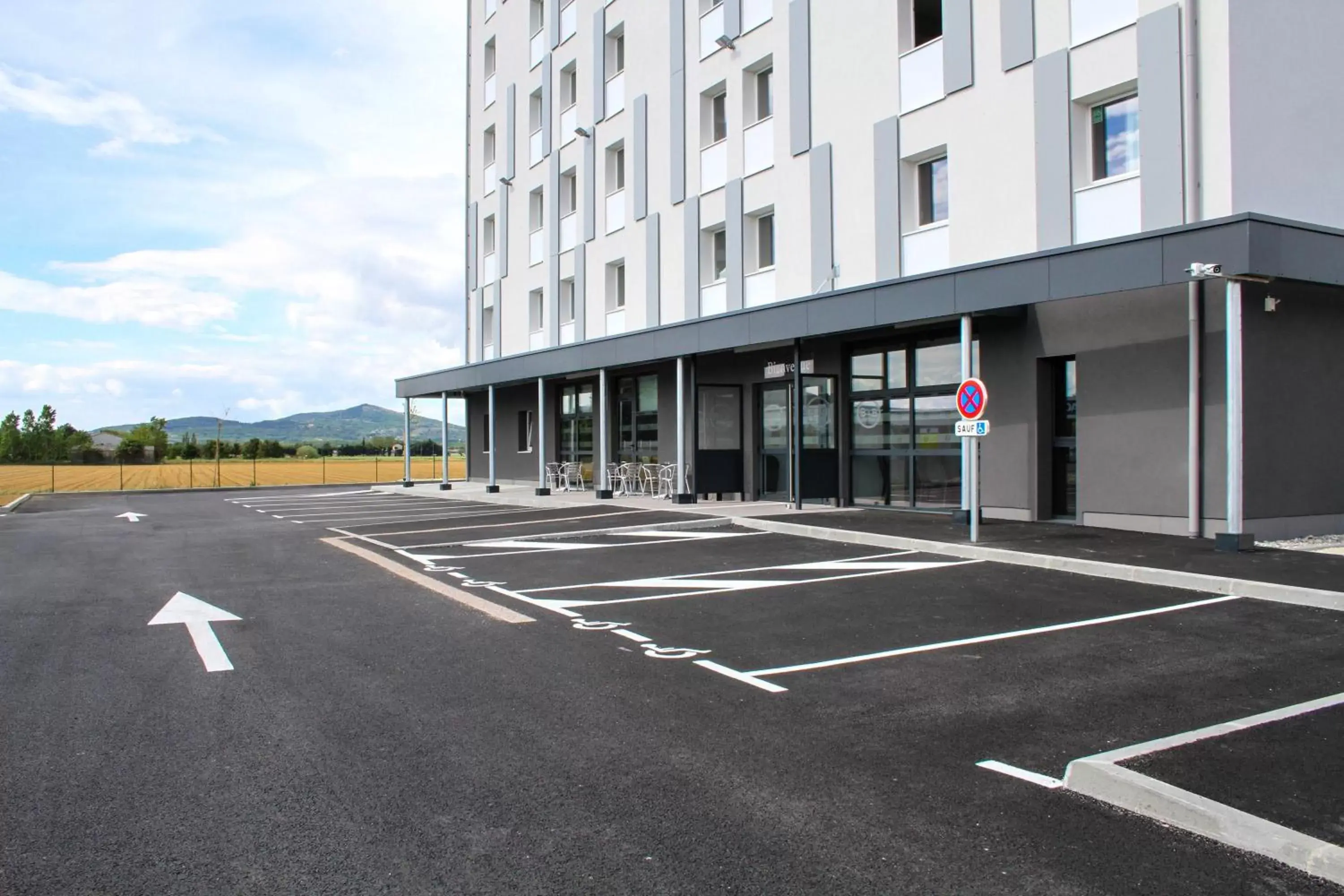 Facade/entrance, Property Building in B&B HOTEL Montélimar Sud