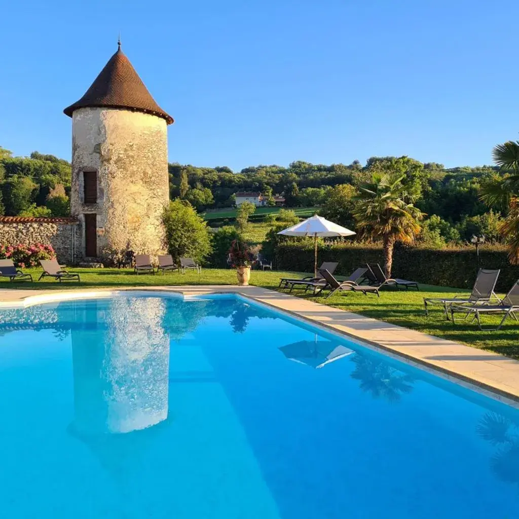 Swimming Pool in Château Chapeau Cornu