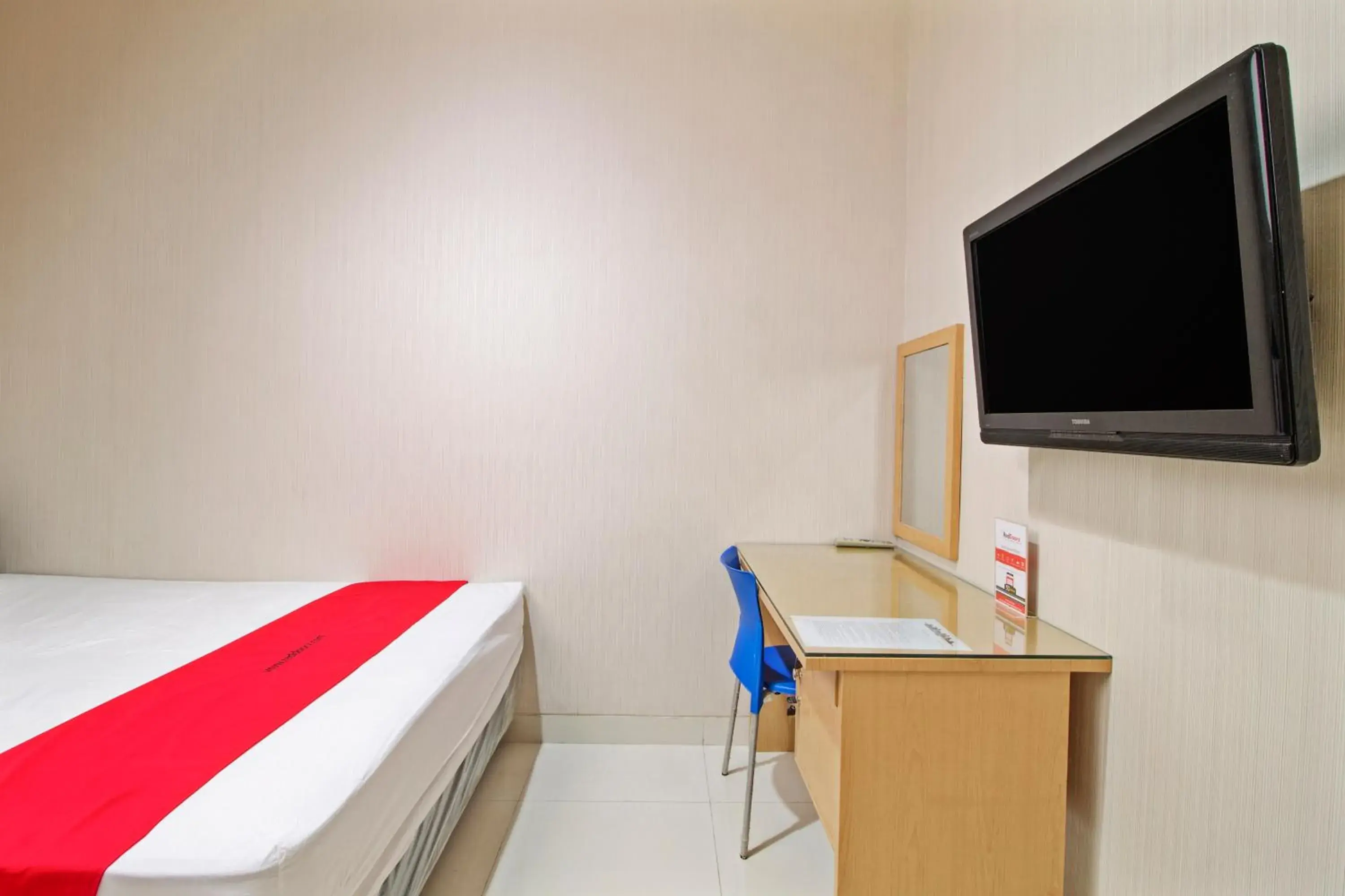 Bedroom, TV/Entertainment Center in RedDoorz @ Mangga Besar 2