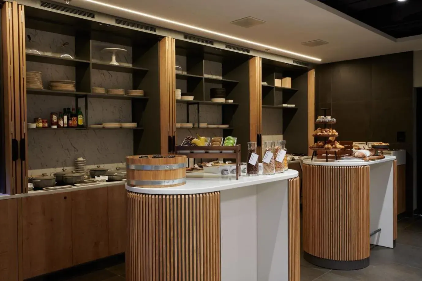 Coffee/tea facilities, Restaurant/Places to Eat in Radisson Hotel Budapest BudaPart