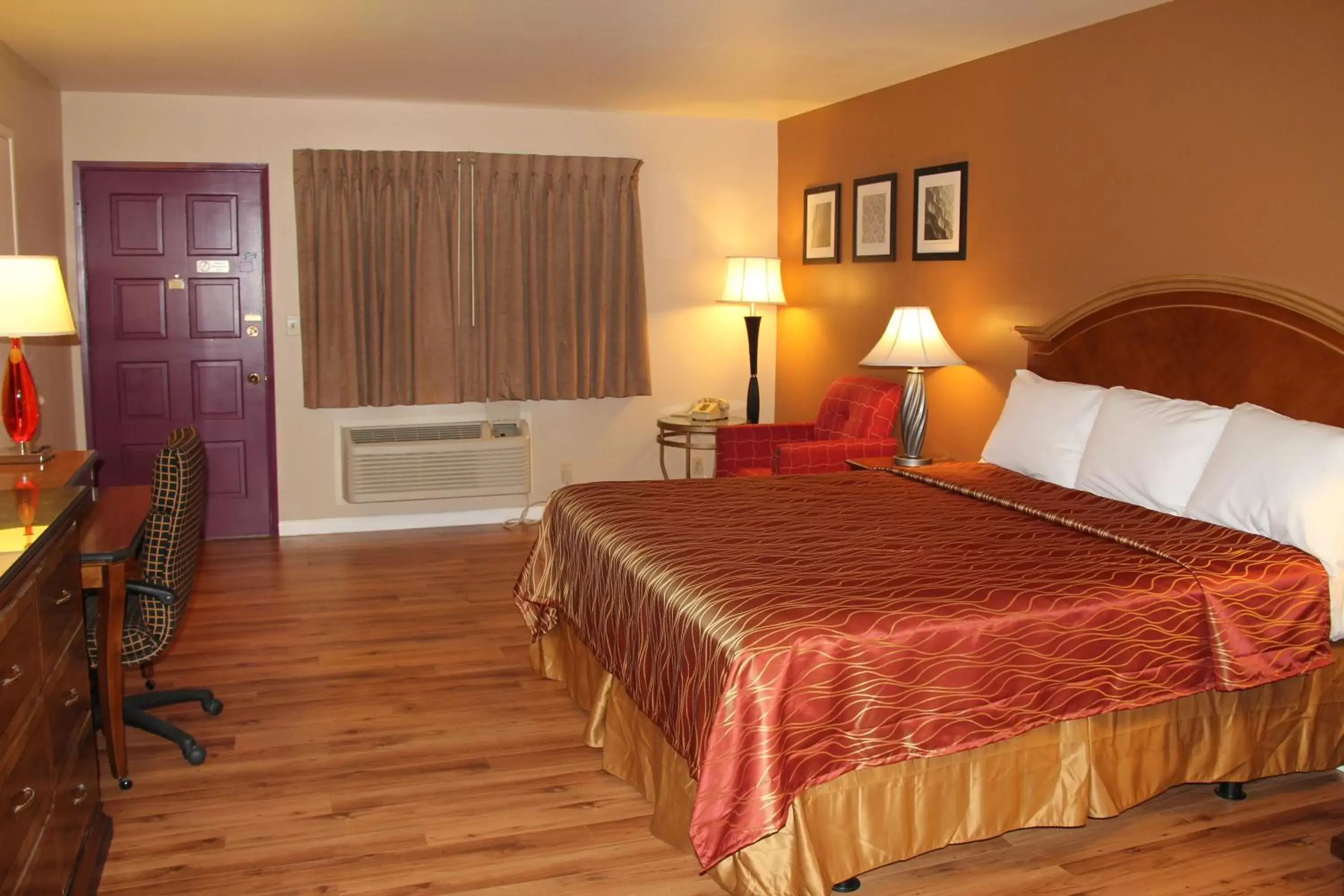 Photo of the whole room, Bed in Franciscan Inn Motel