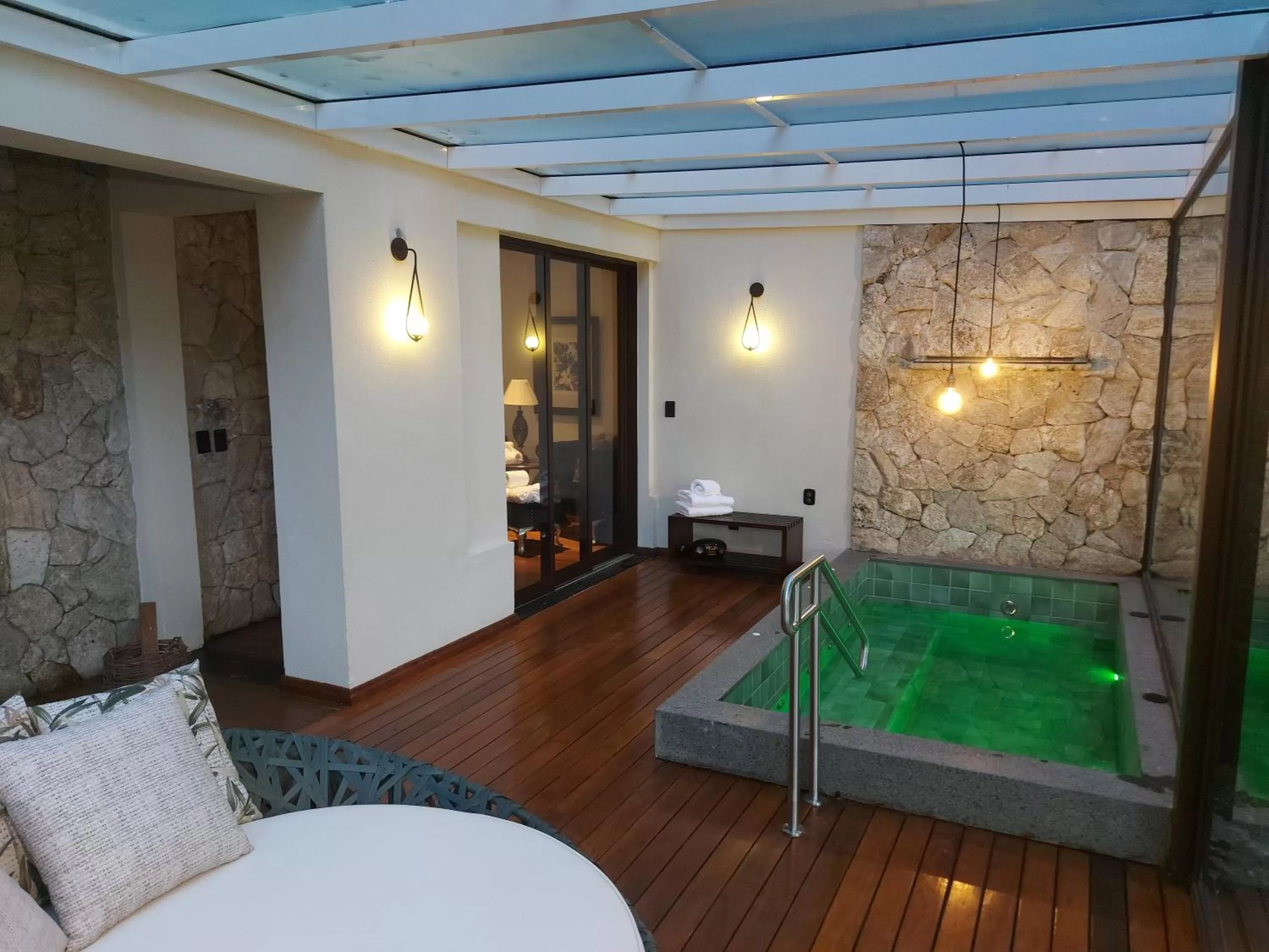 Swimming pool, Bed in Kuriuwa Hotel