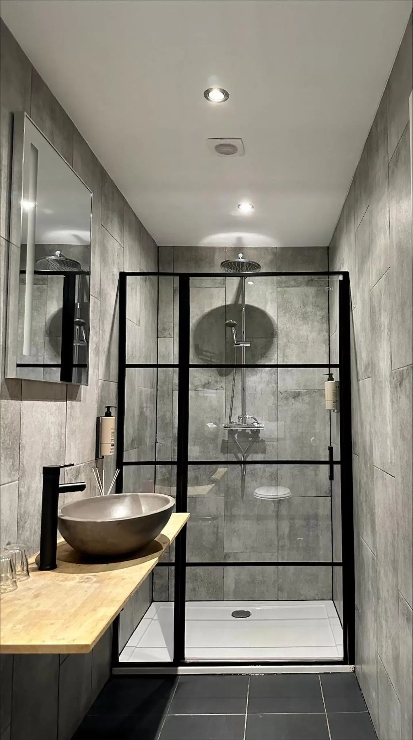 Shower, Bathroom in Hotel Heerlijkheid Bergen