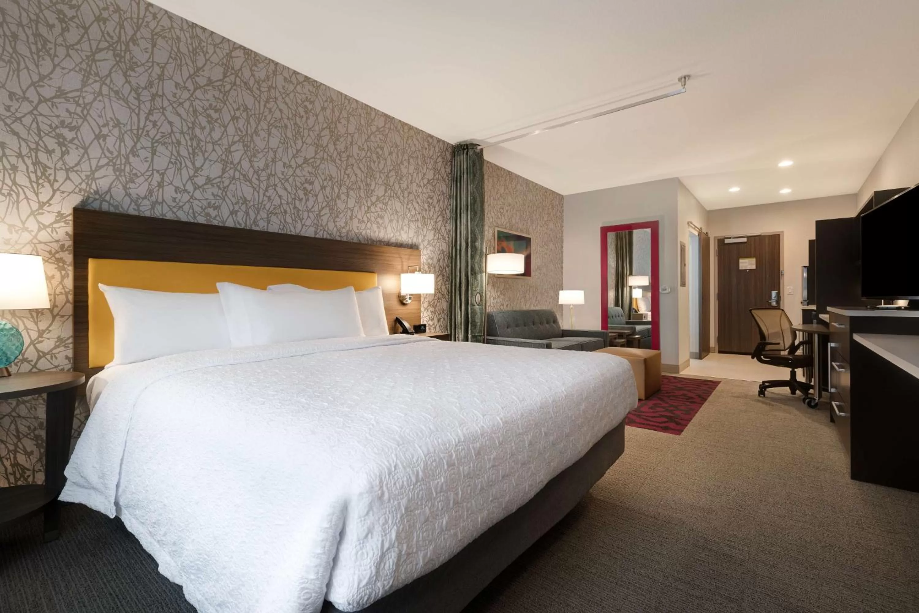 Living room, Bed in Home2 Suites By Hilton Redding