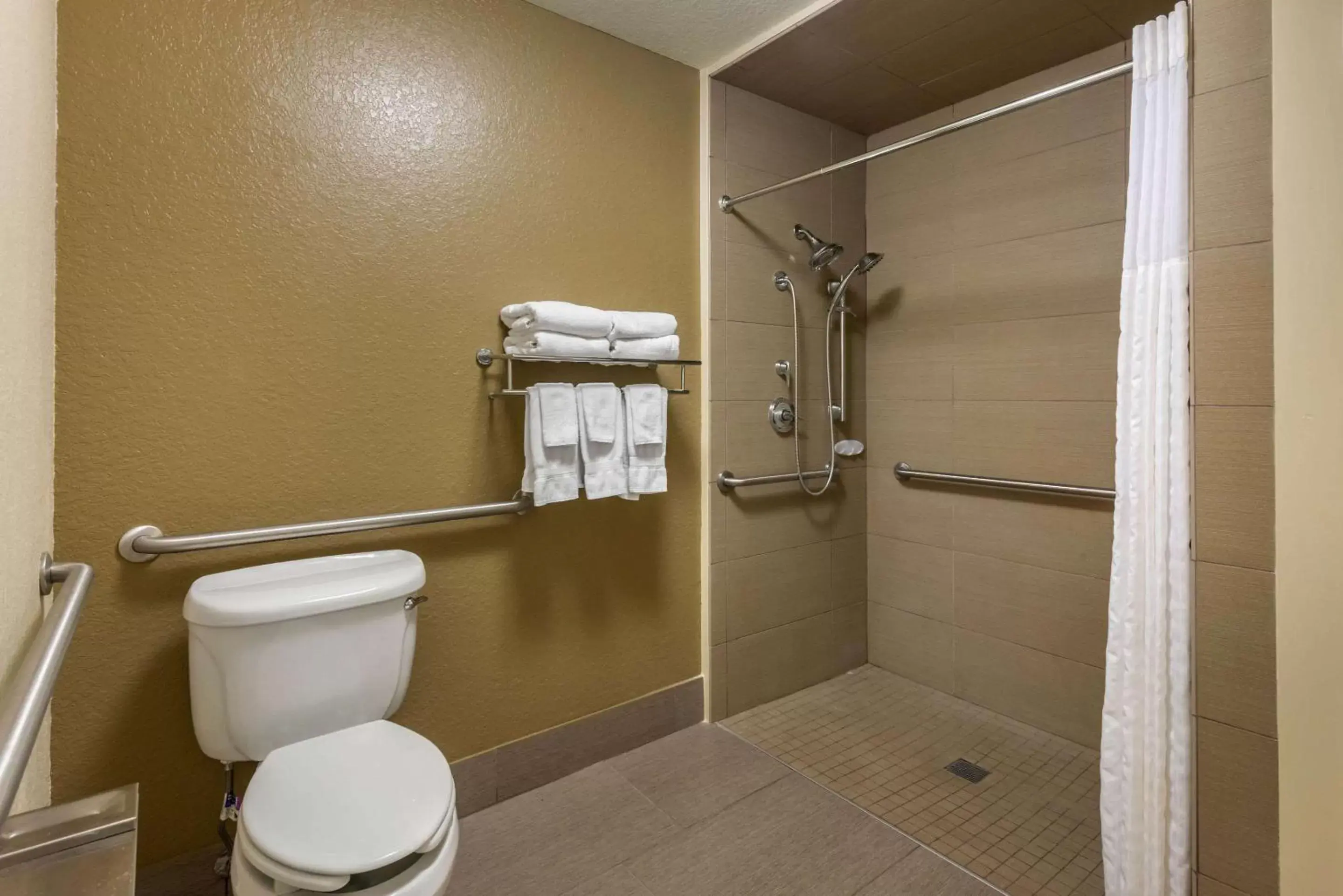 Bedroom, Bathroom in Comfort Suites The Villages