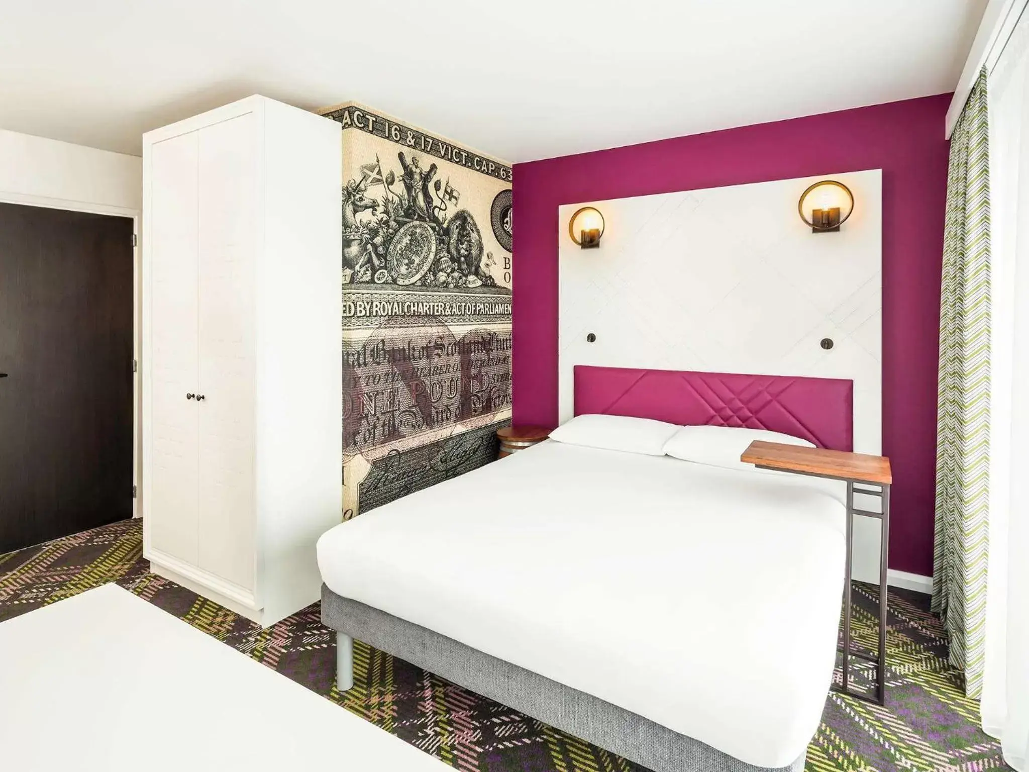 Photo of the whole room, Bed in ibis Styles Edinburgh St Andrew Square