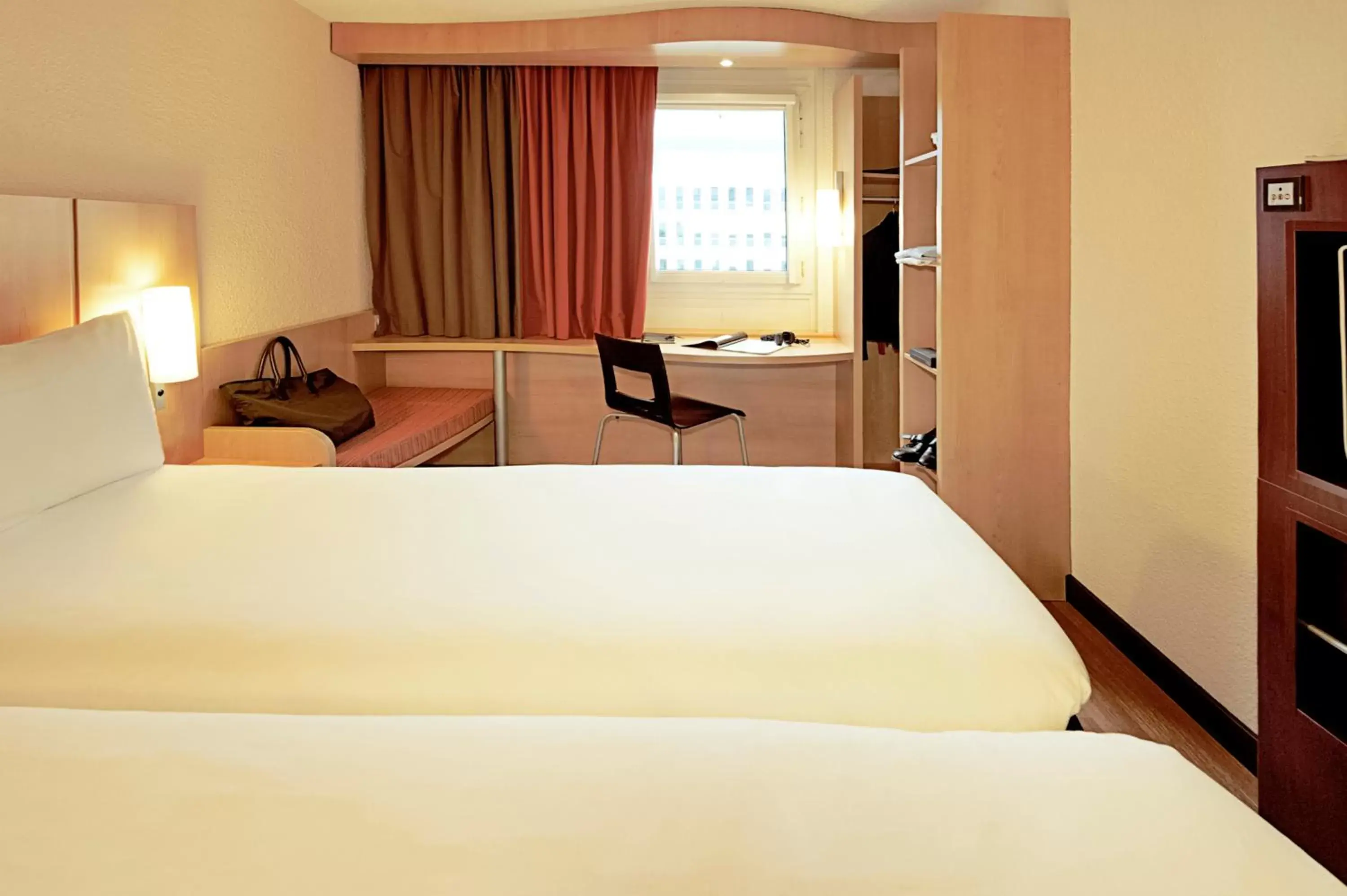 Photo of the whole room, Bed in ibis Santiago Providencia