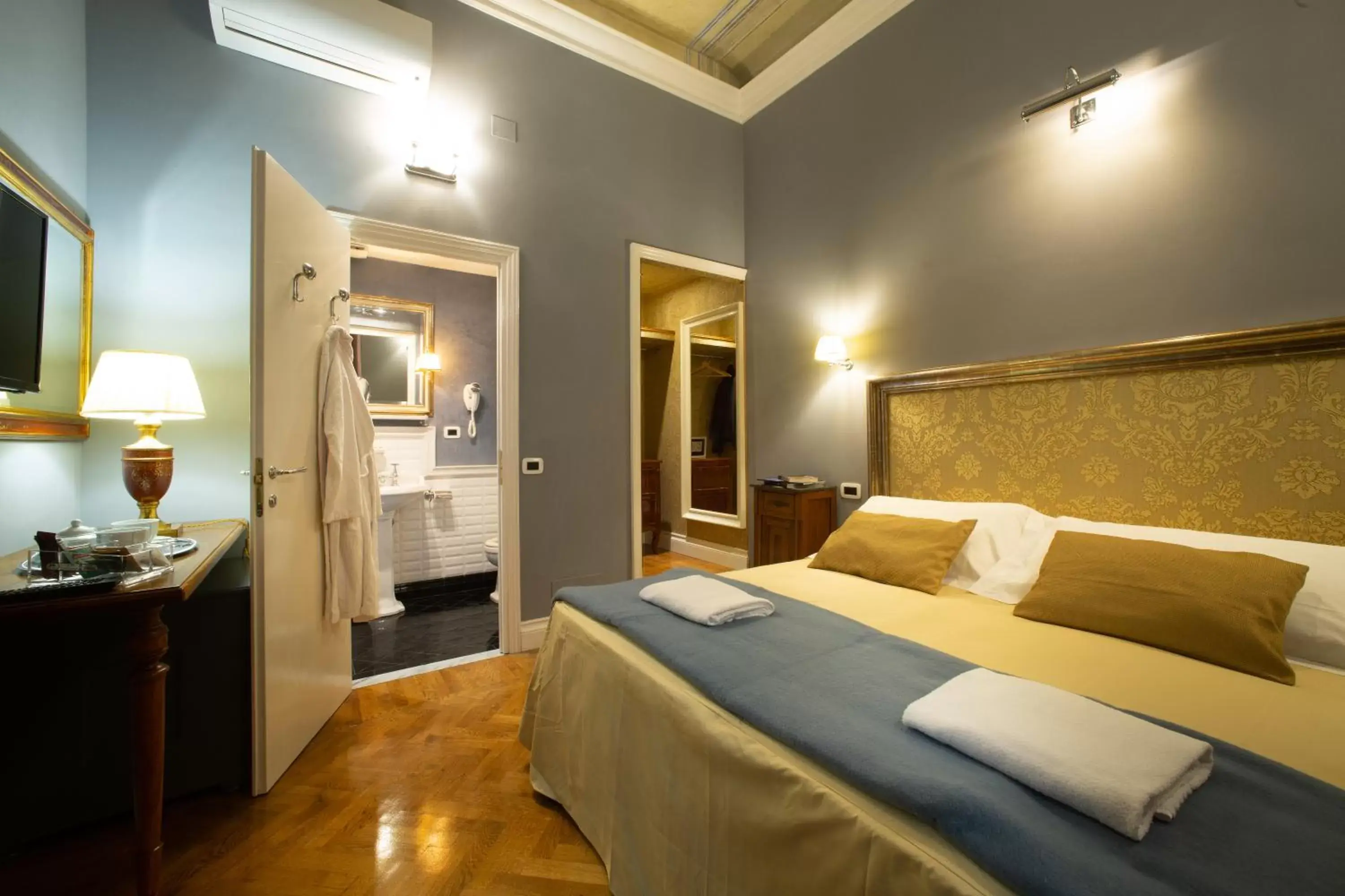 Standard Double or Twin Room in Boutique B&B Torre de' Conti Standard Double or Twin Room in Boutique B&B Torre de' Conti