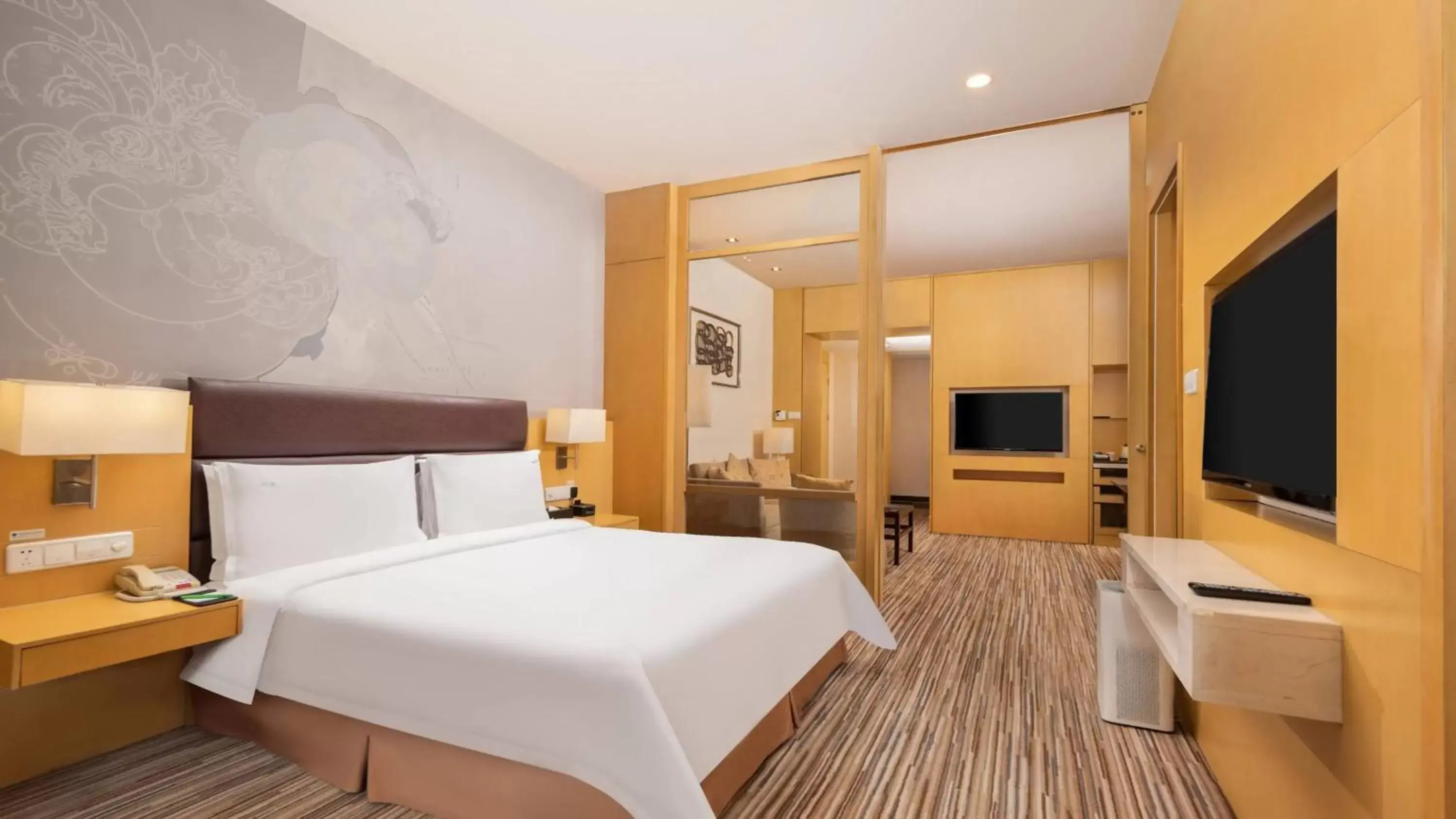 Photo of the whole room, Bed in Holiday Inn Shijiazhuang Central, an IHG Hotel