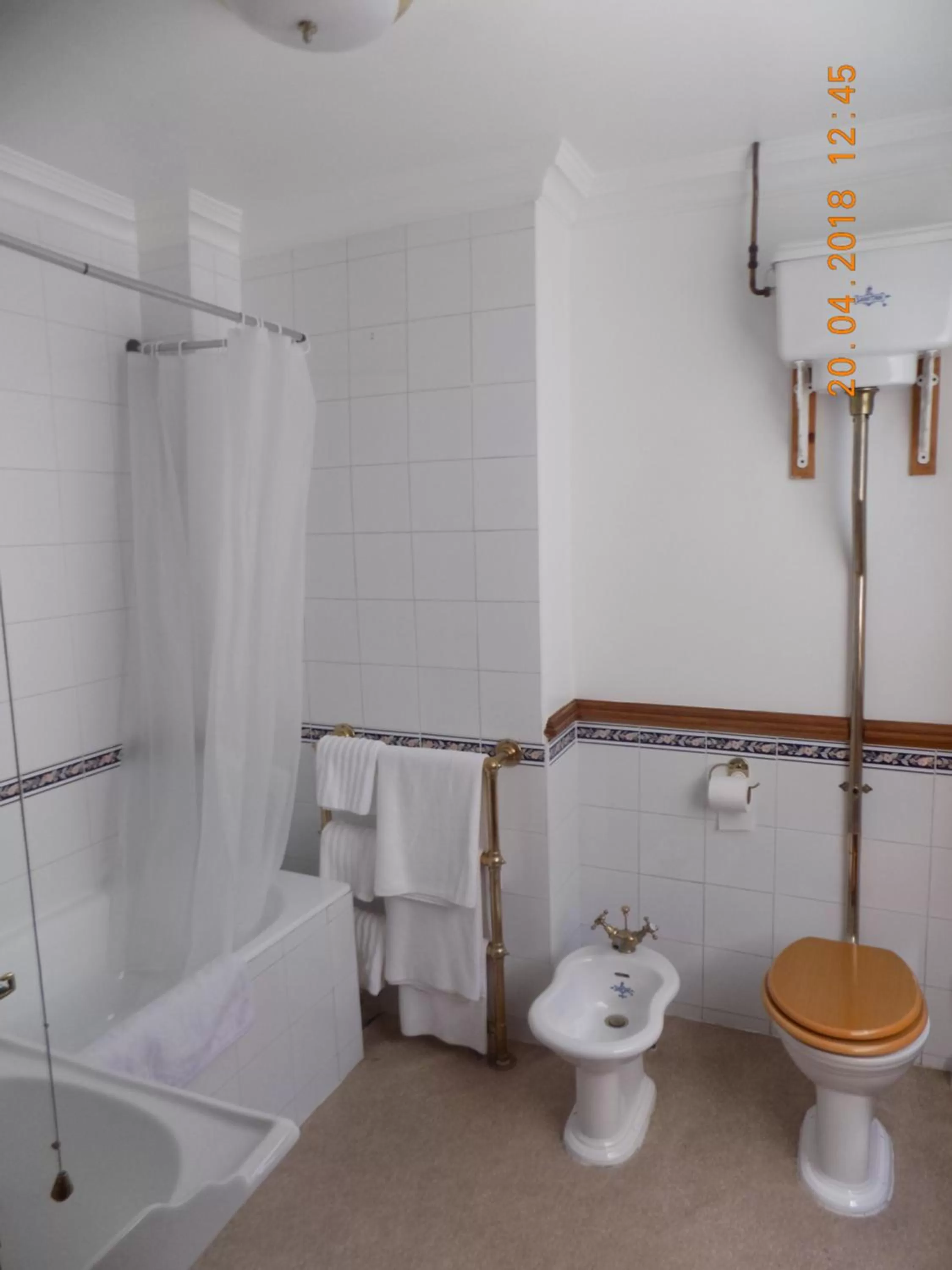 Bathroom in The Londesborough Arms bar with en-suite rooms