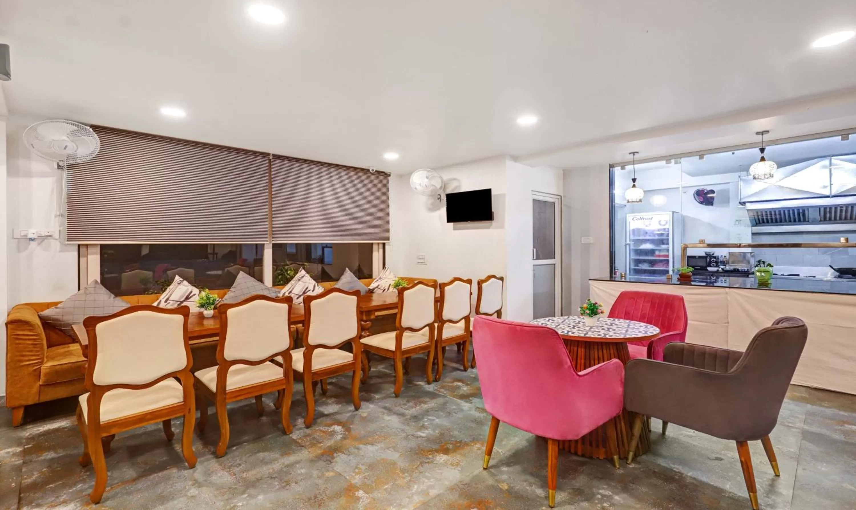 Restaurant/places to eat in Treebo Finesta Suites, Nagpur Airport