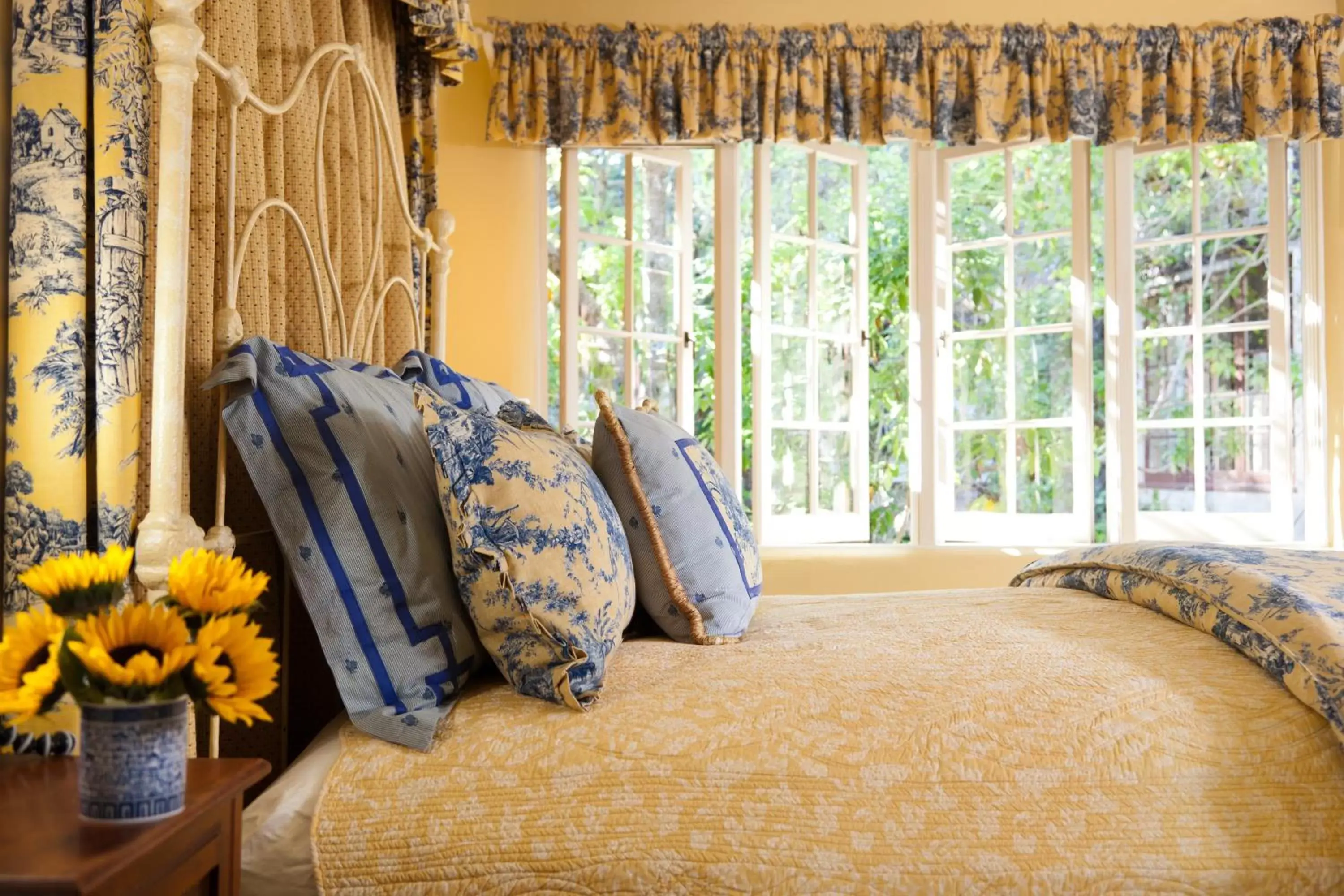 Bedroom, Bed in Old Monterey Inn