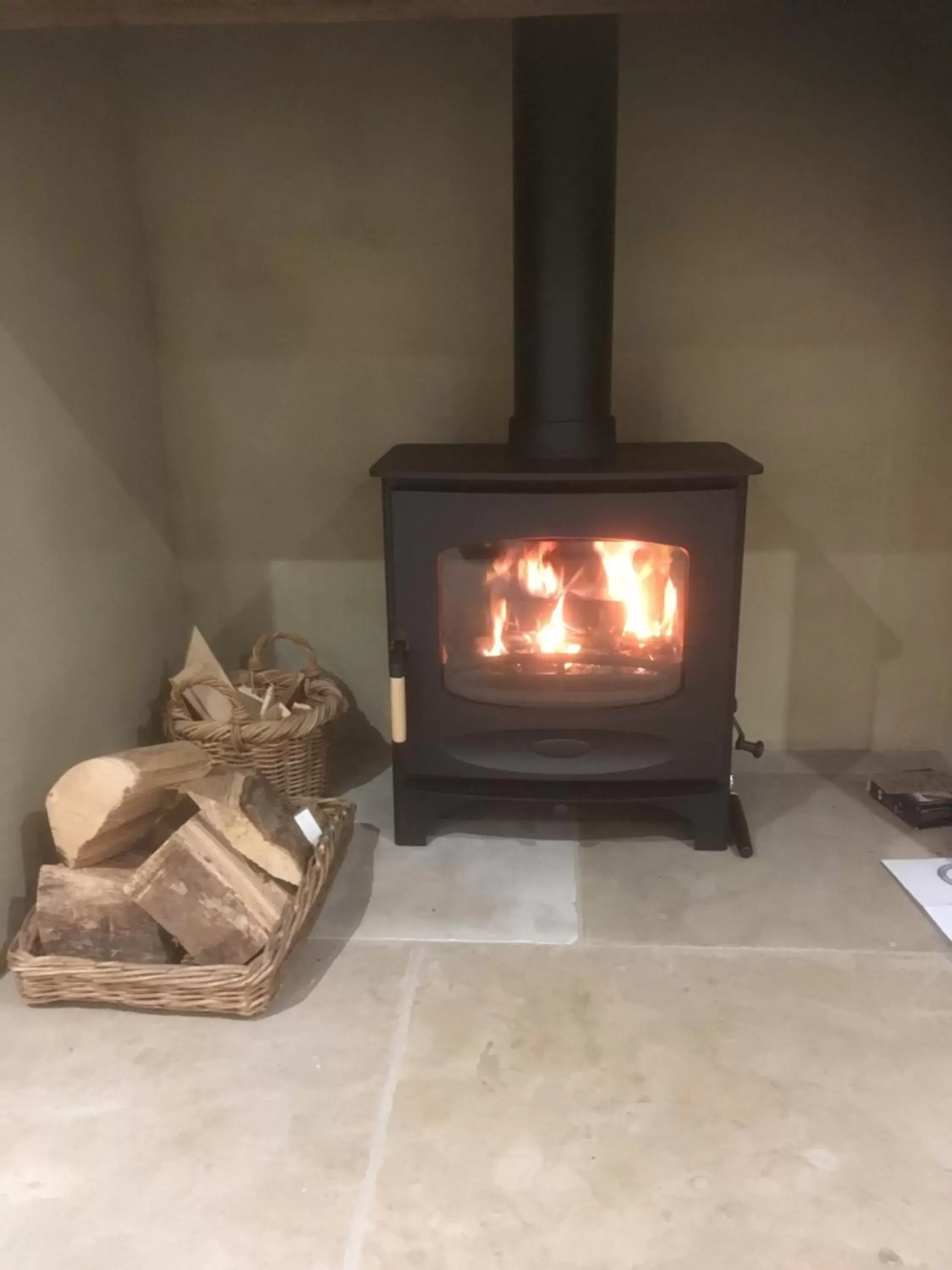 Seating area, TV/Entertainment Center in Woodlands Cottage Farm