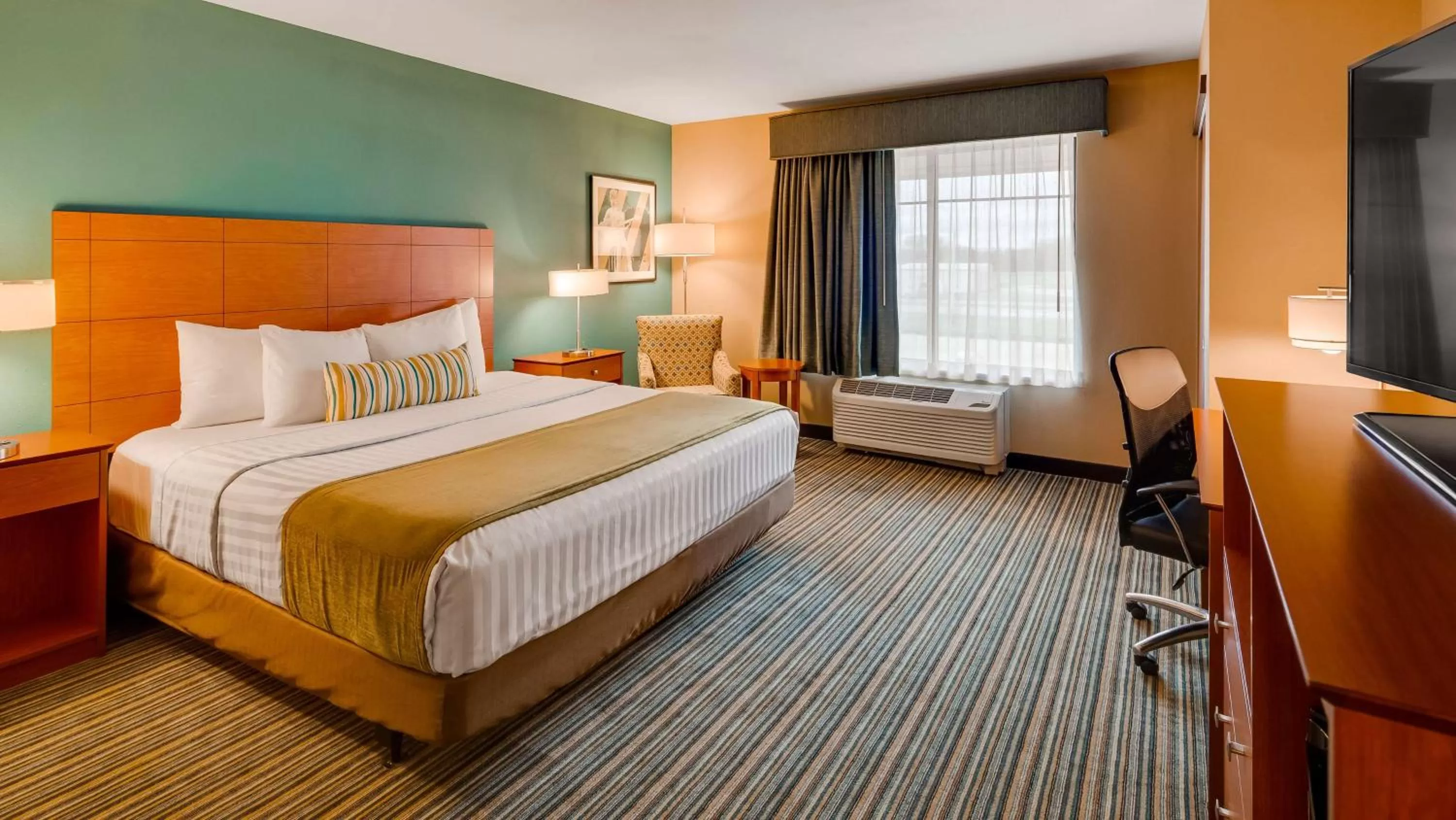 King Room - Disability Access in Best Western Plus Tuscumbia/Muscle Shoals Hotel & Suites