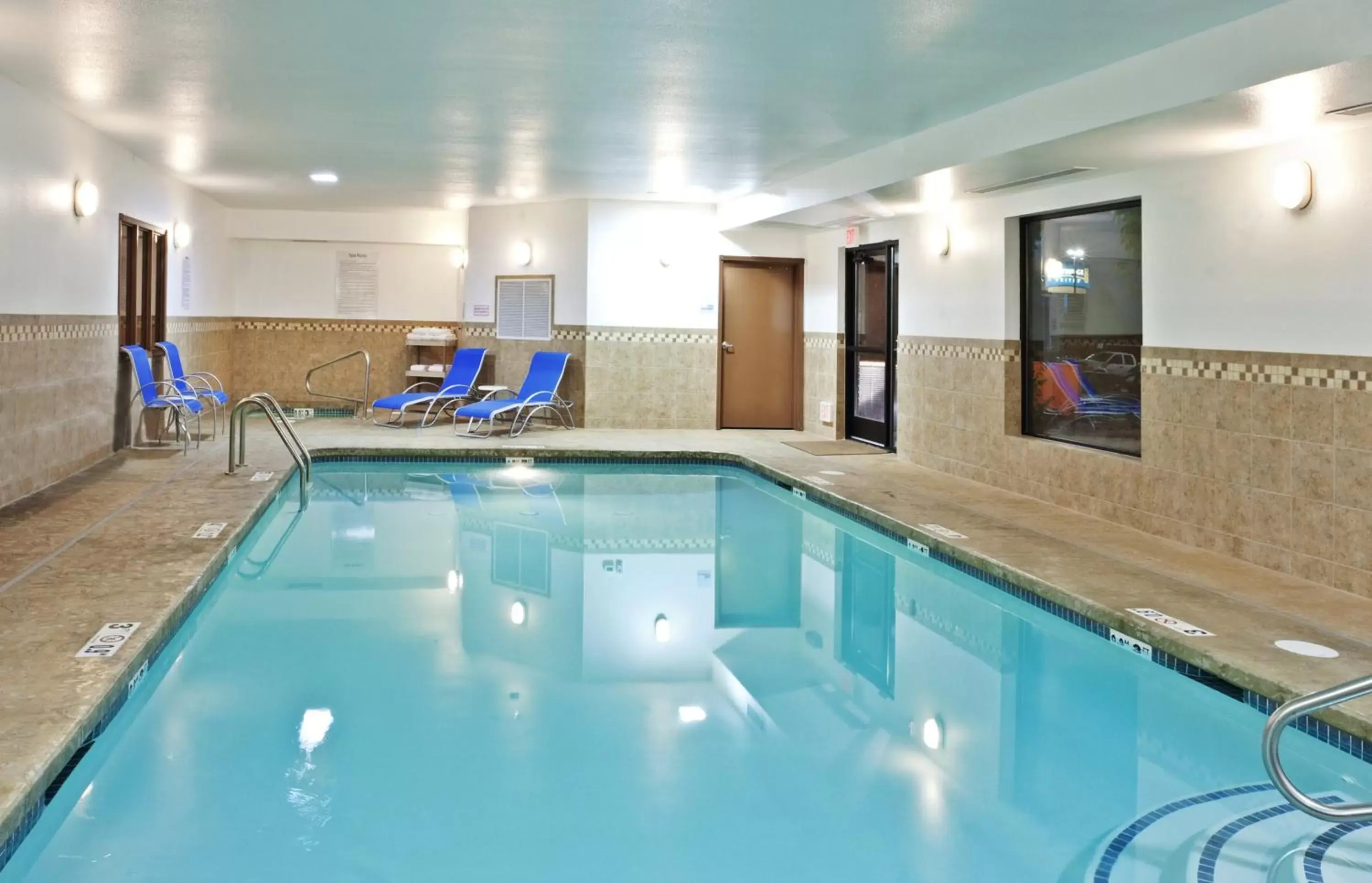 Swimming Pool in Holiday Inn Express Hotel & Suites Vancouver Mall-Portland Area, an IHG Hotel