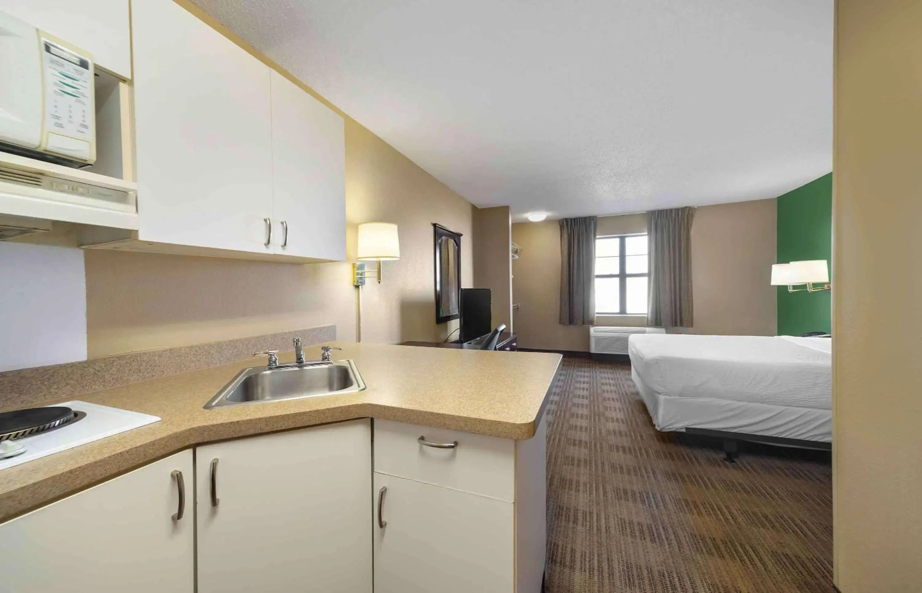 Bedroom, Kitchen/Kitchenette in Extended Stay America Suites - Oklahoma City - Airport