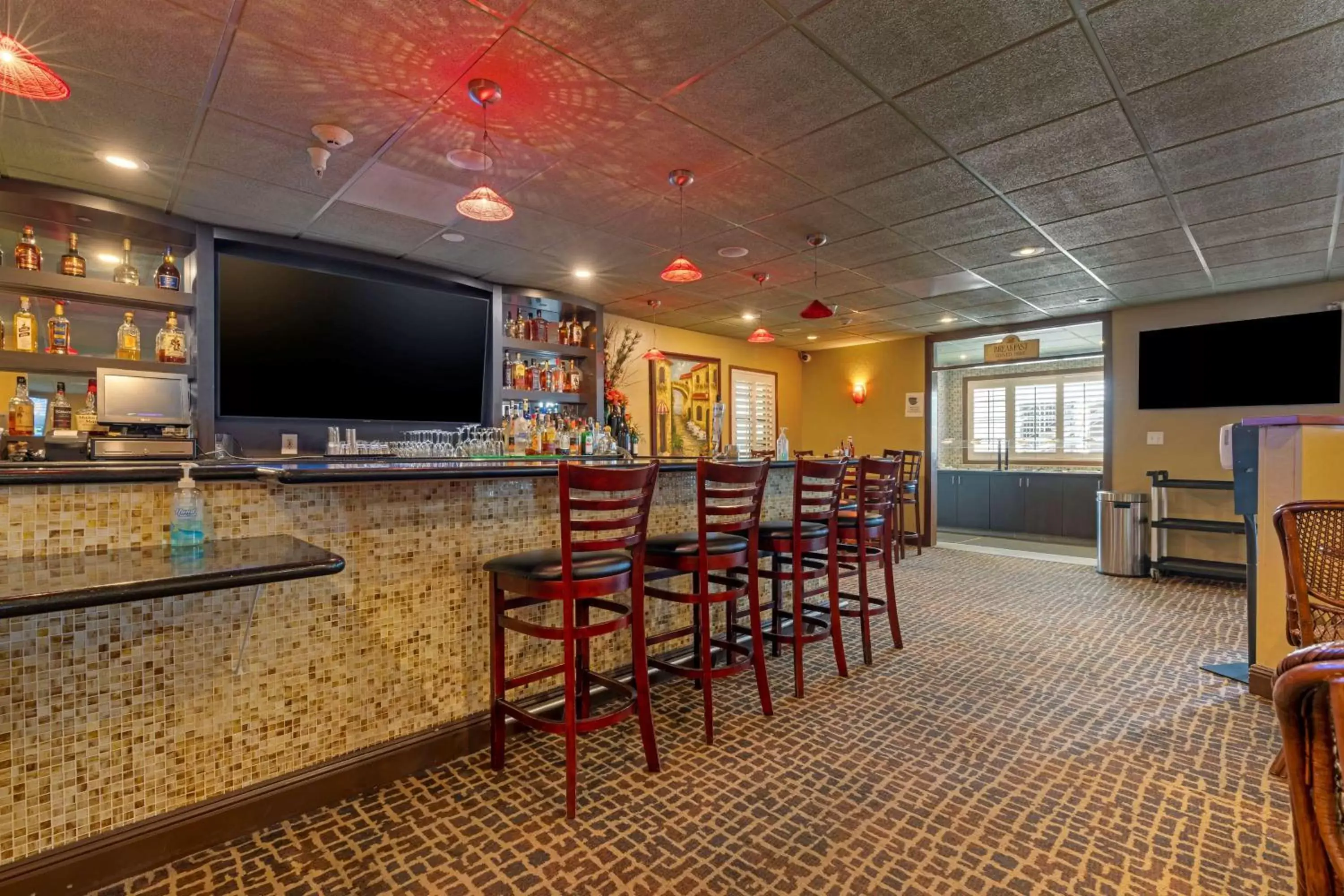 Lounge or bar, TV/Entertainment Center in Best Western Plus Brookside Inn