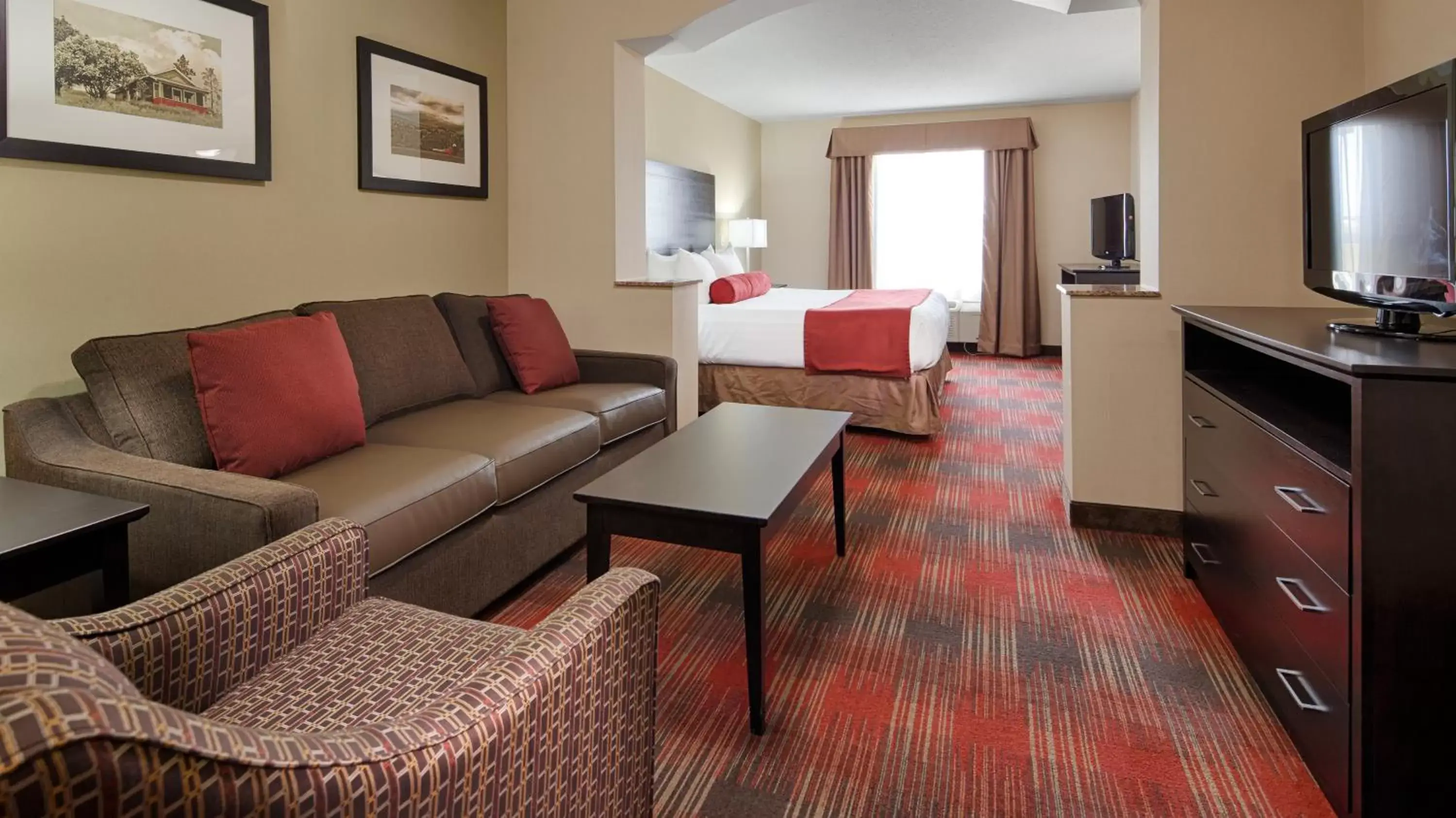 Bed, Lounge/Bar in Best Western Plus Red Deer Inn & Suite
