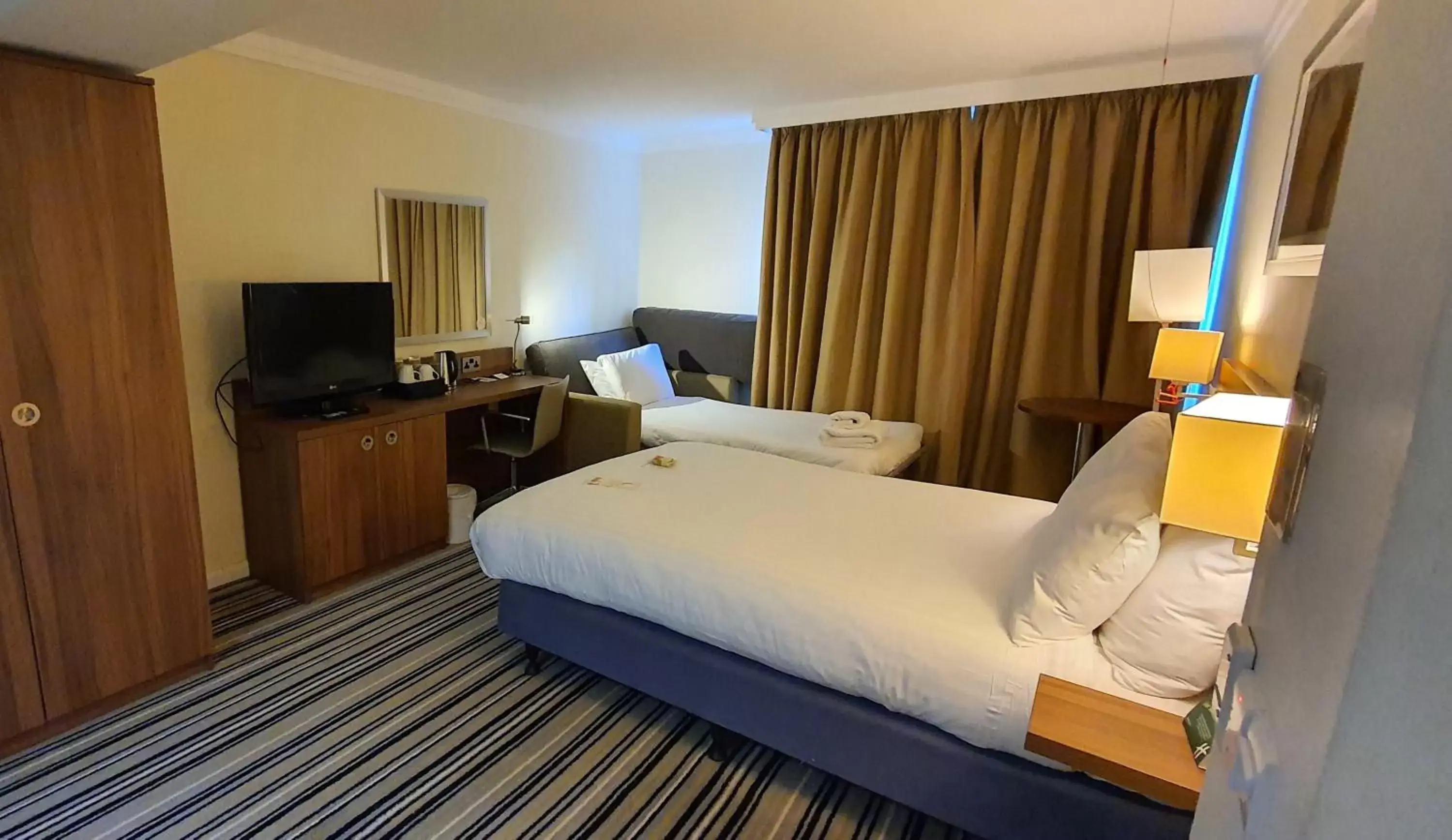 Photo of the whole room, Bed in Holiday Inn Swindon, an IHG Hotel