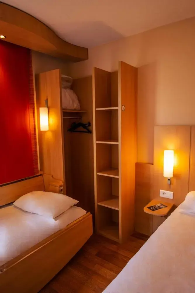 storage, Bed in ibis Guingamp