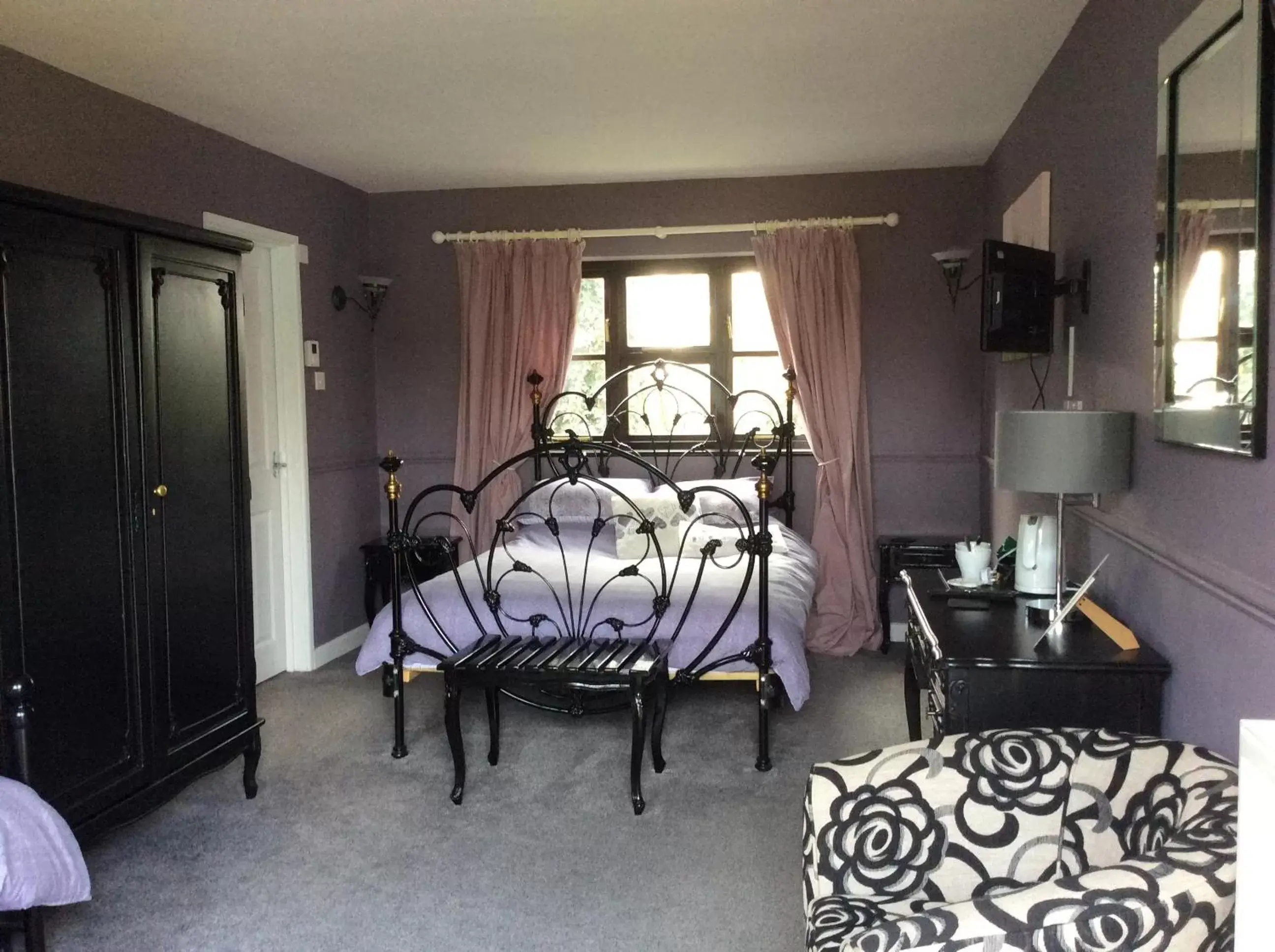 Bedroom, Dining Area in Swan Motel