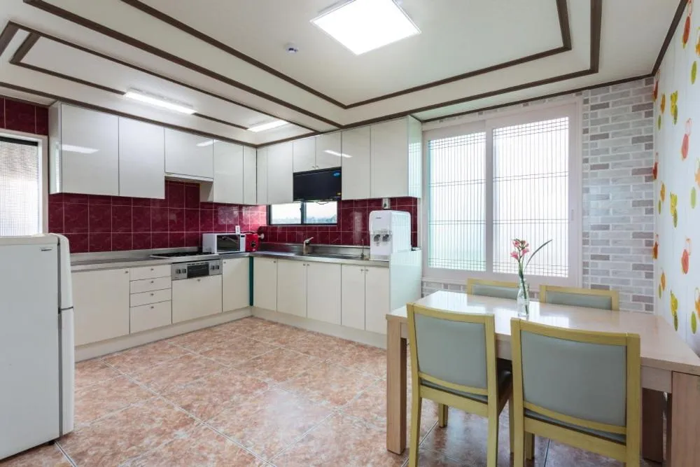 Kitchen or kitchenette in Jeju Wayo Pension