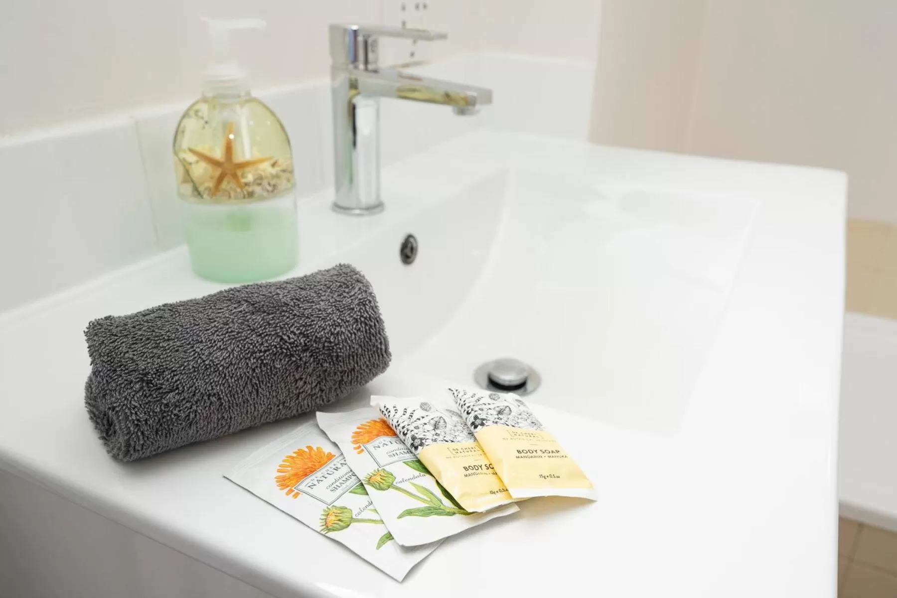 Bathroom in Tudor Park Motel Spacious with kitchens 1 minute walk to restaurant and shopping centre and Gisborne Hospital