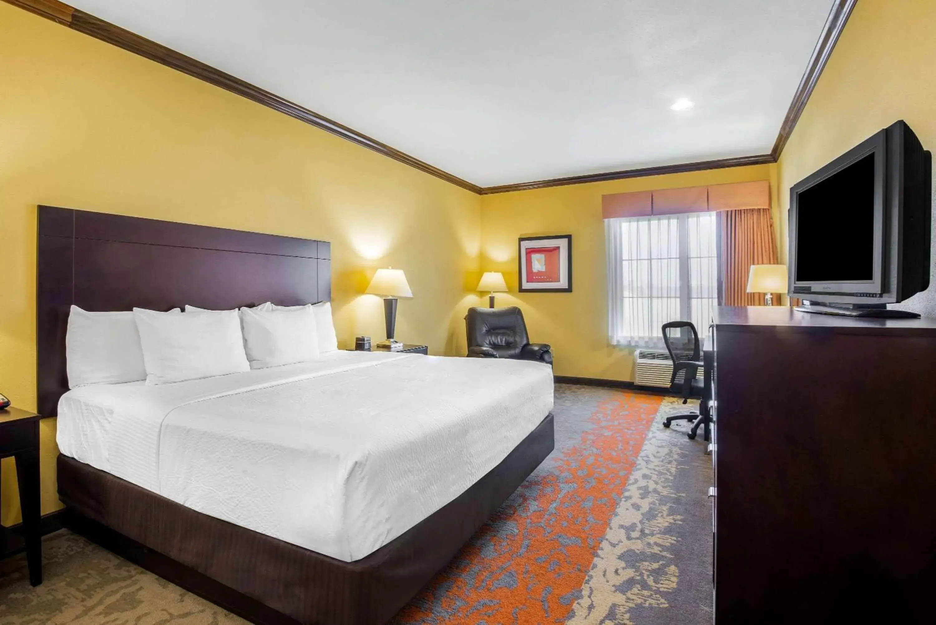 Photo of the whole room, Bed in La Quinta Inn & Suites by Wyndham Eastland