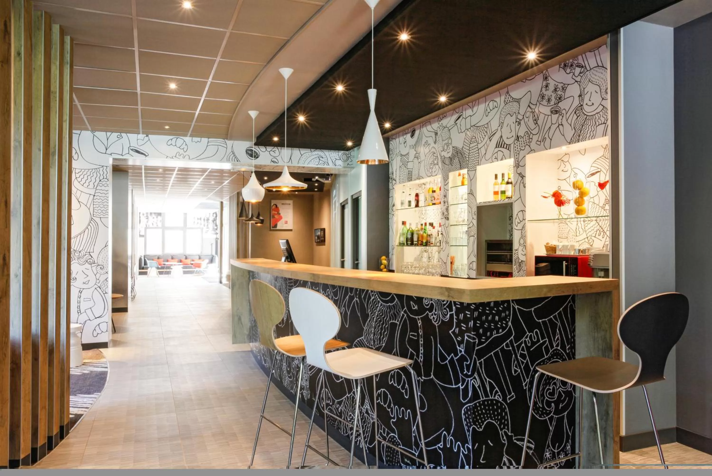 Lounge or bar in ibis Hyeres Centre