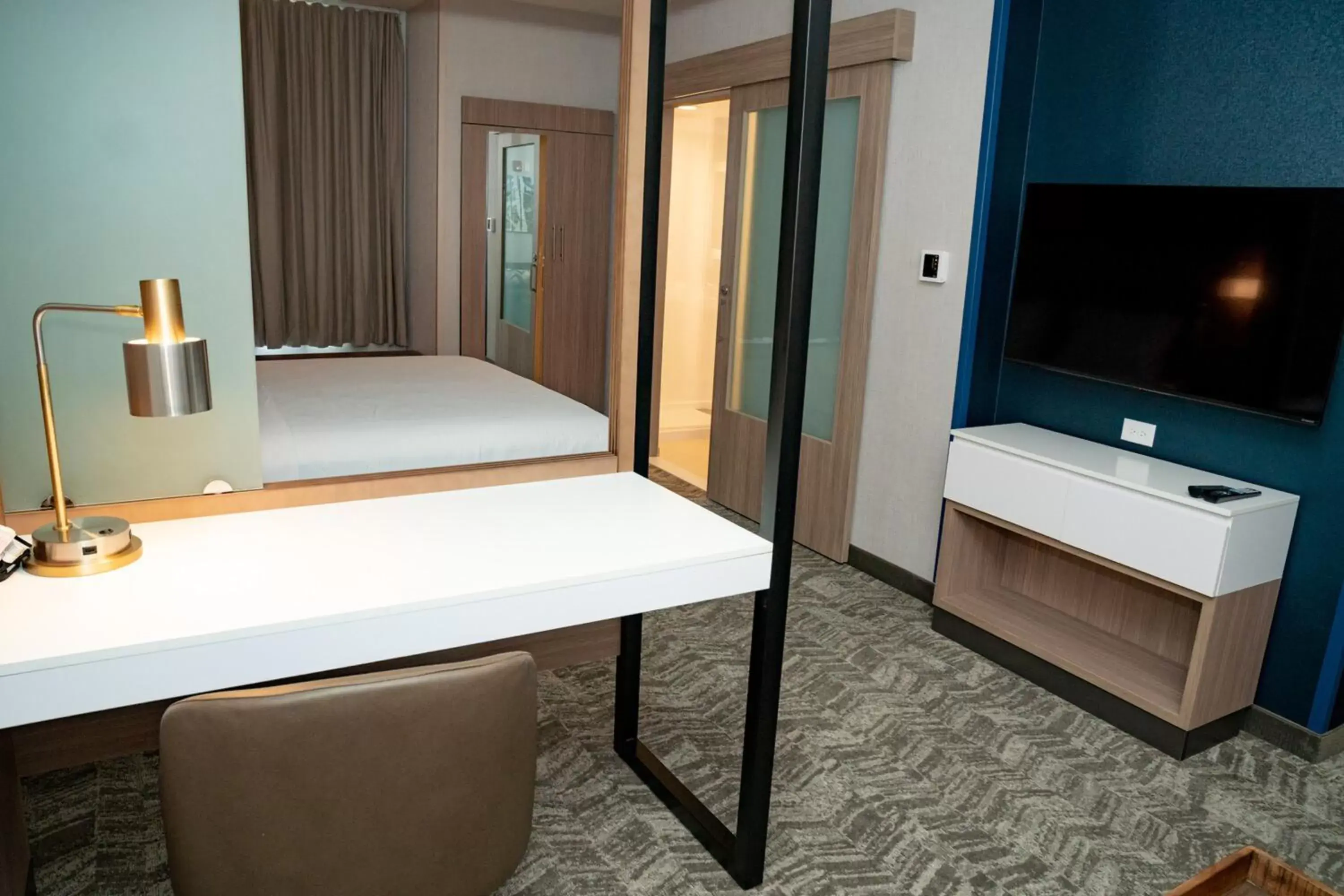 Bedroom, TV/Entertainment Center in SpringHill Suites by Marriott Woodbridge