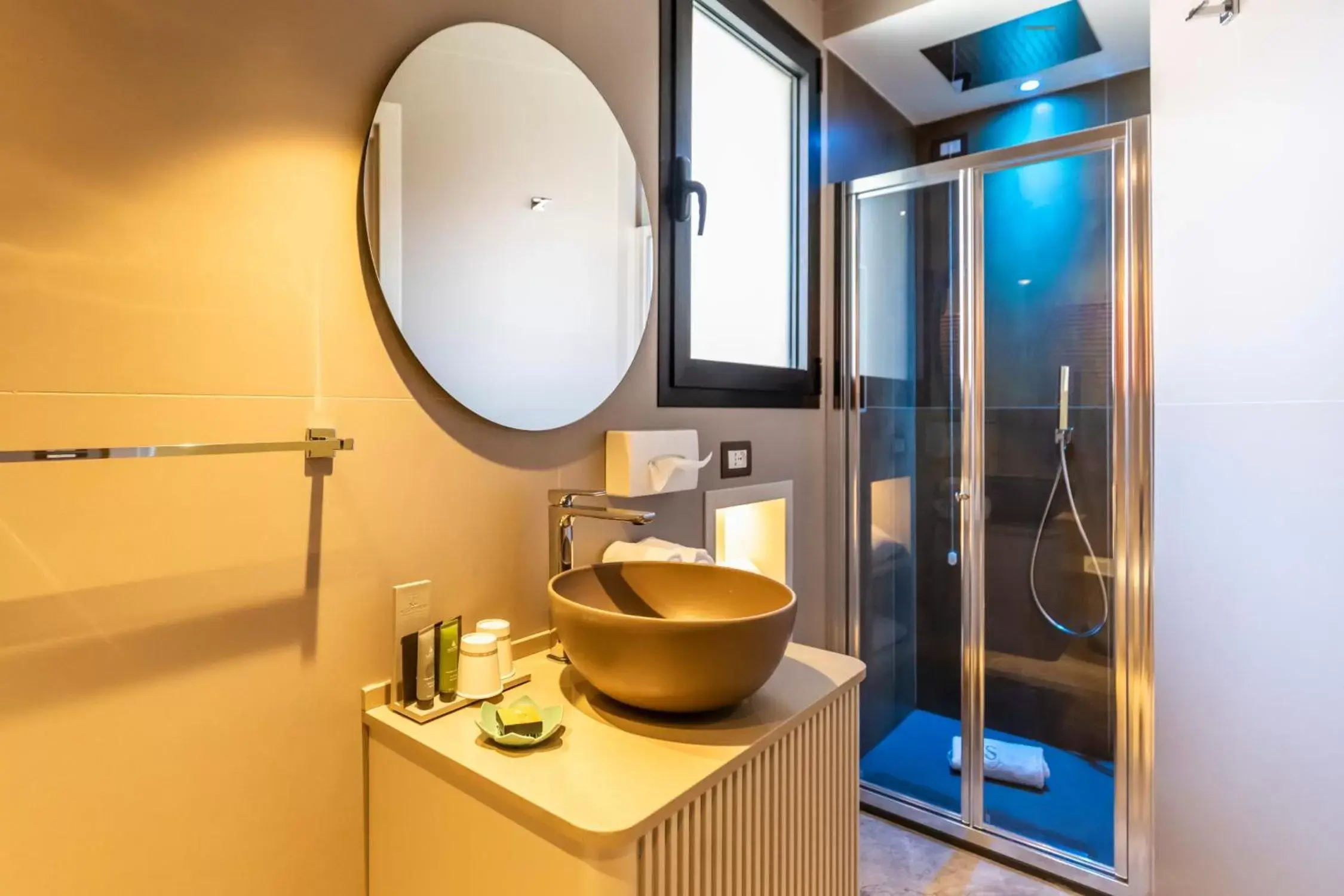 Shower, Bathroom in Solmaris Tropea Rooms & Suites