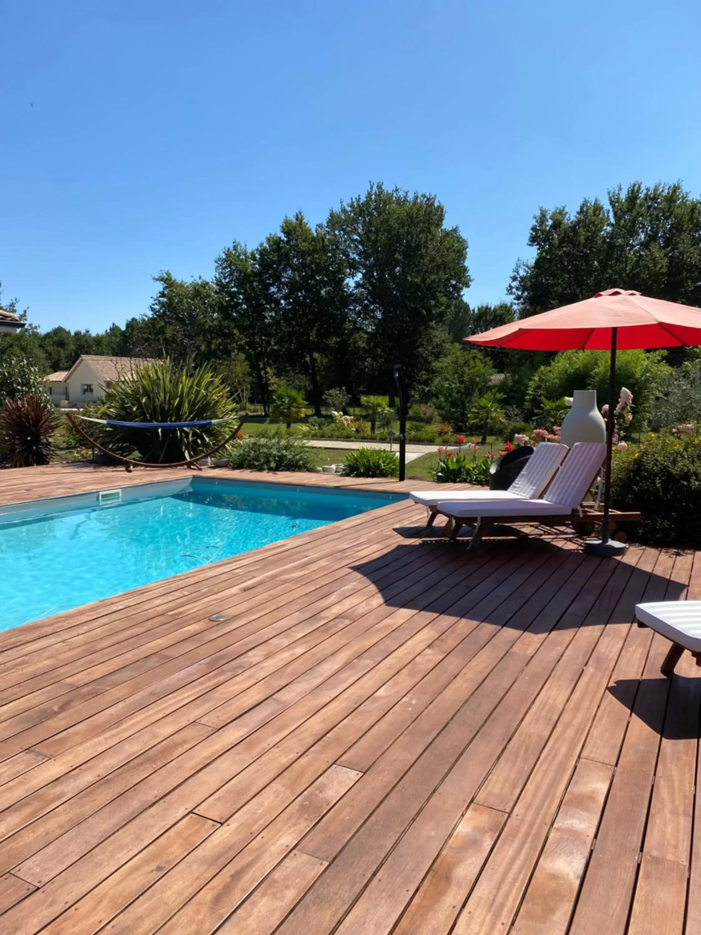 Swimming Pool in Dune et Coquelicot