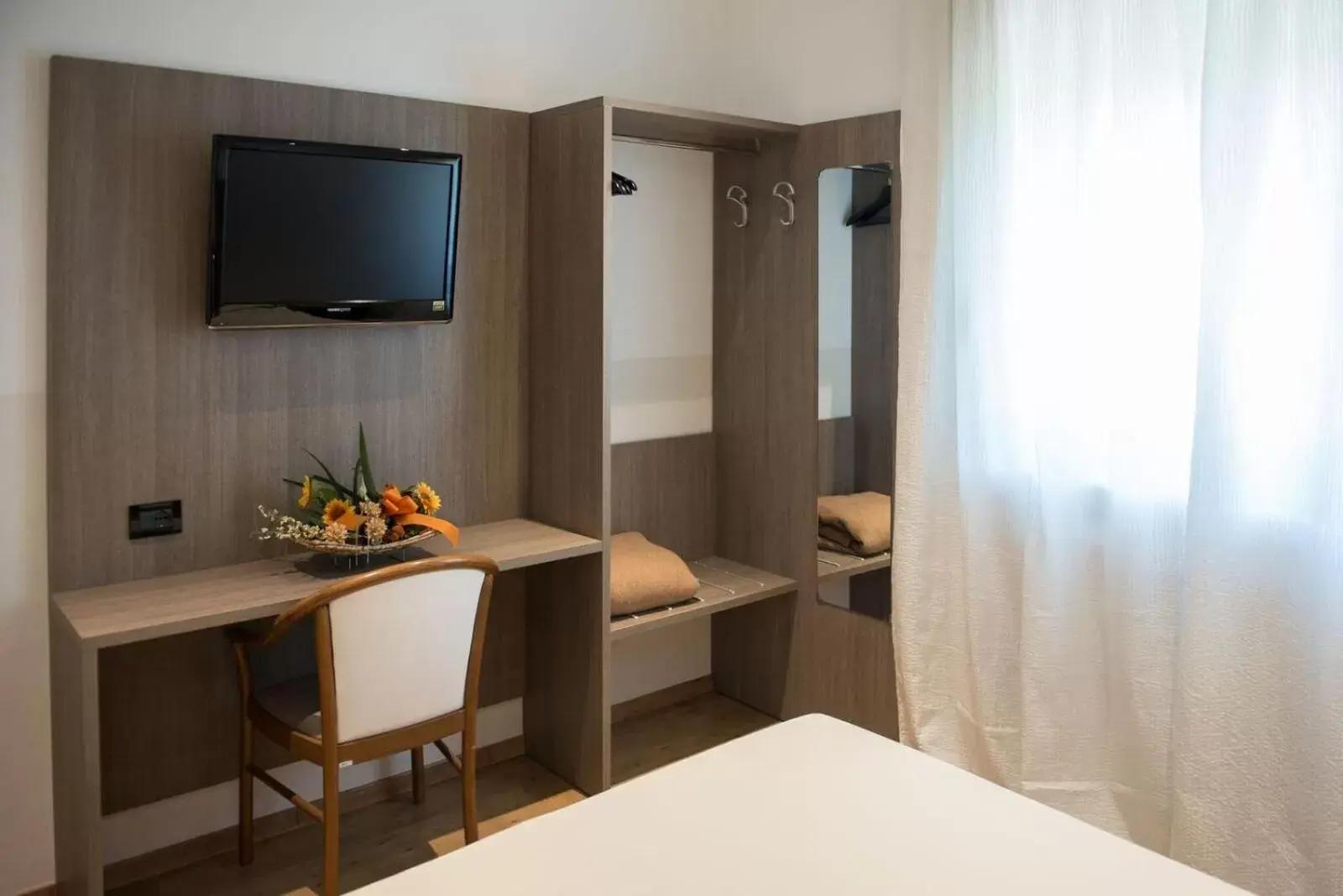 Shower, TV/Entertainment Center in Albergo Grappolo D'oro