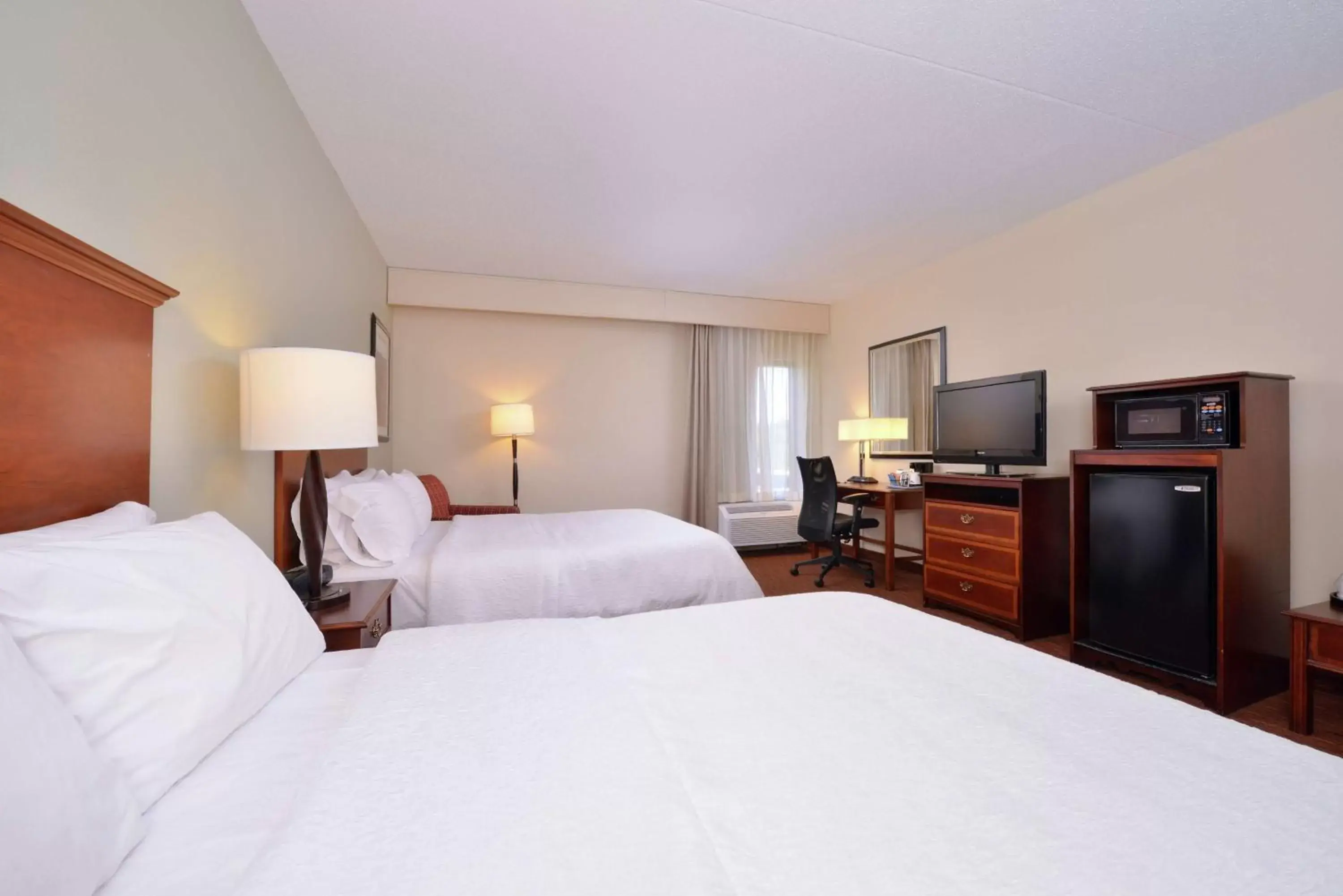 Bedroom, Bed in Hampton Inn Waynesboro/Stuarts Draft