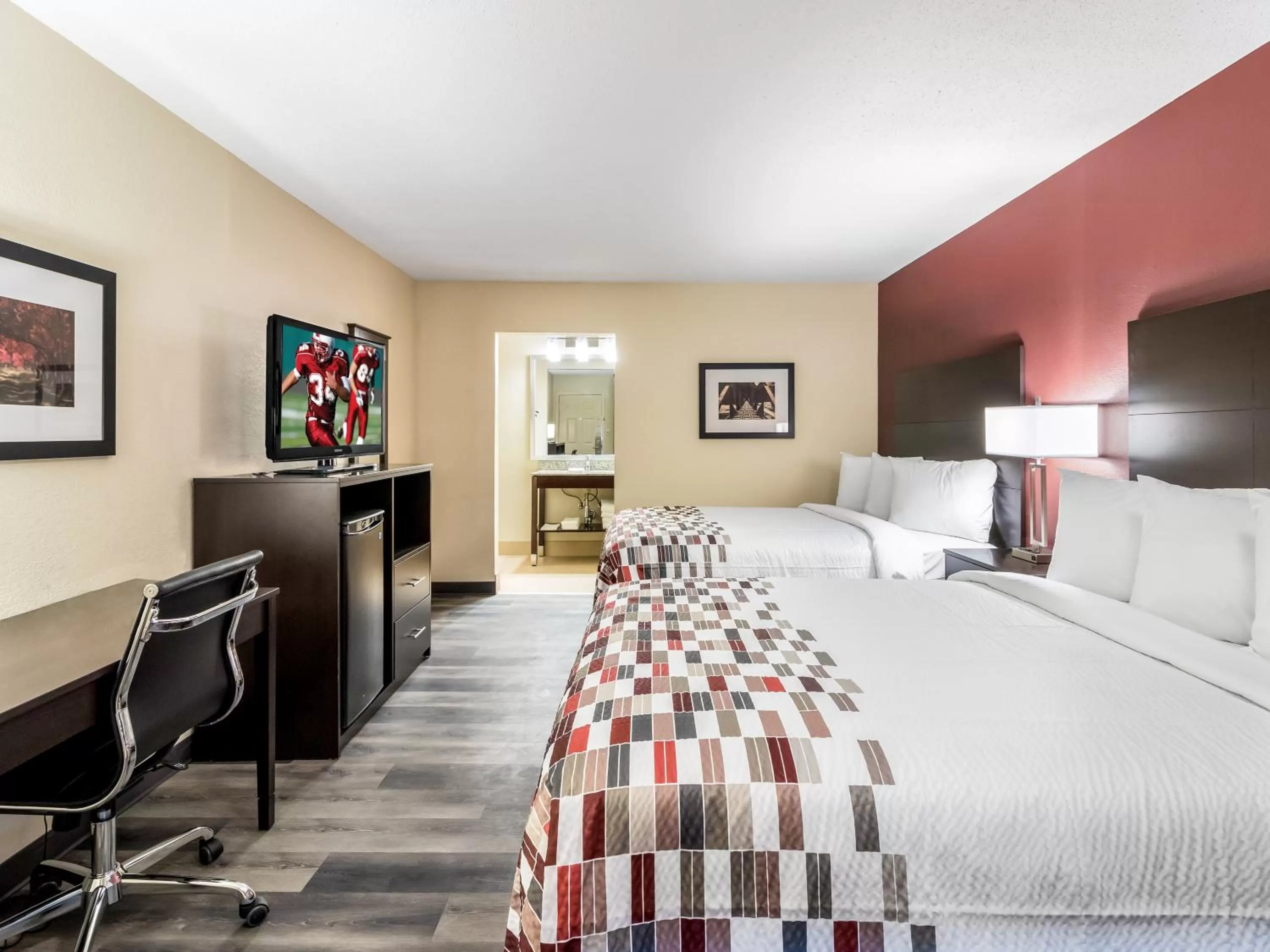 Photo of the whole room, Bed in Red Roof Inn Dandridge