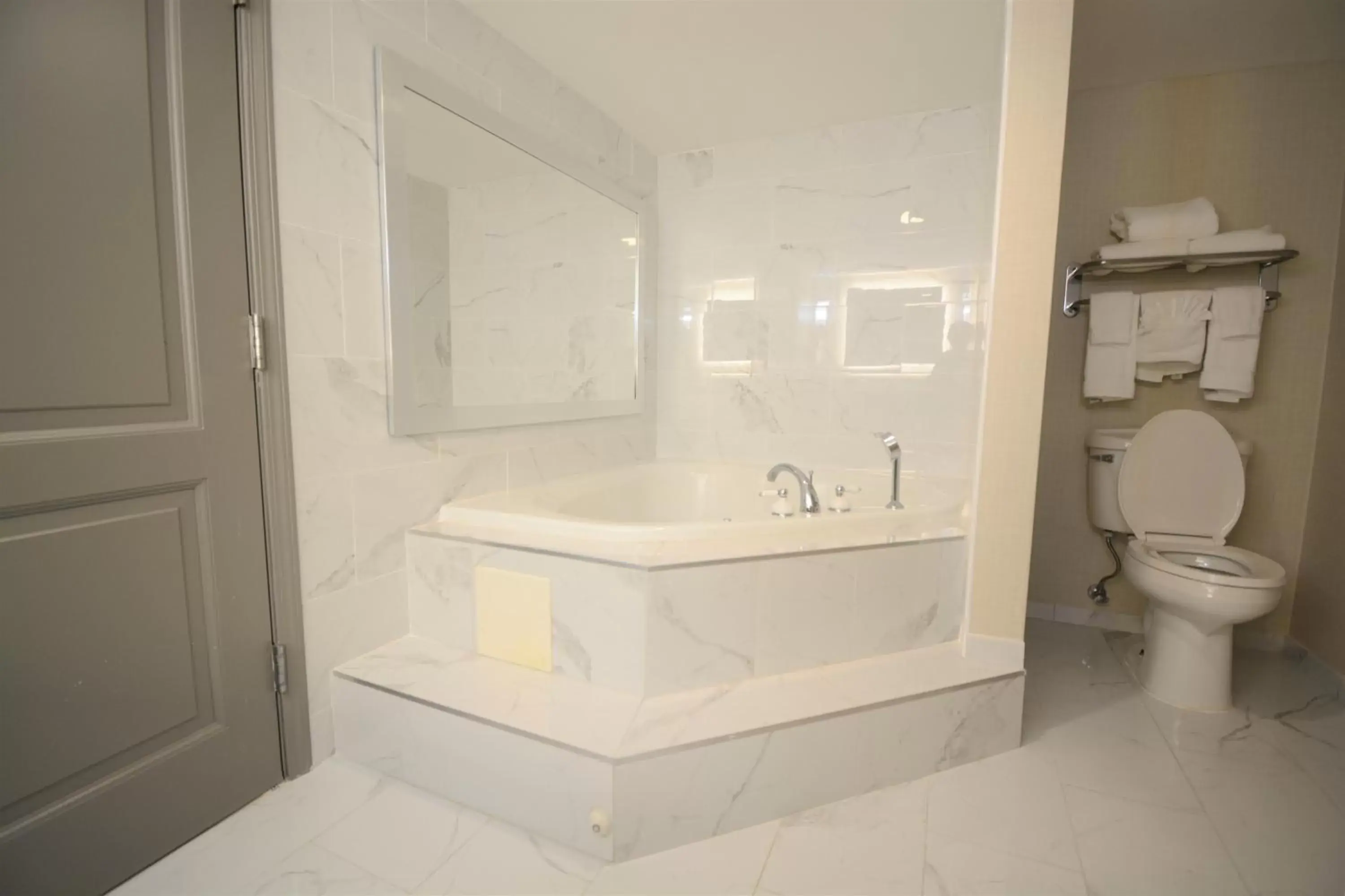 Swimming pool in Holiday Inn Hazlet by IHG Swimming pool in Holiday Inn Hazlet by IHG