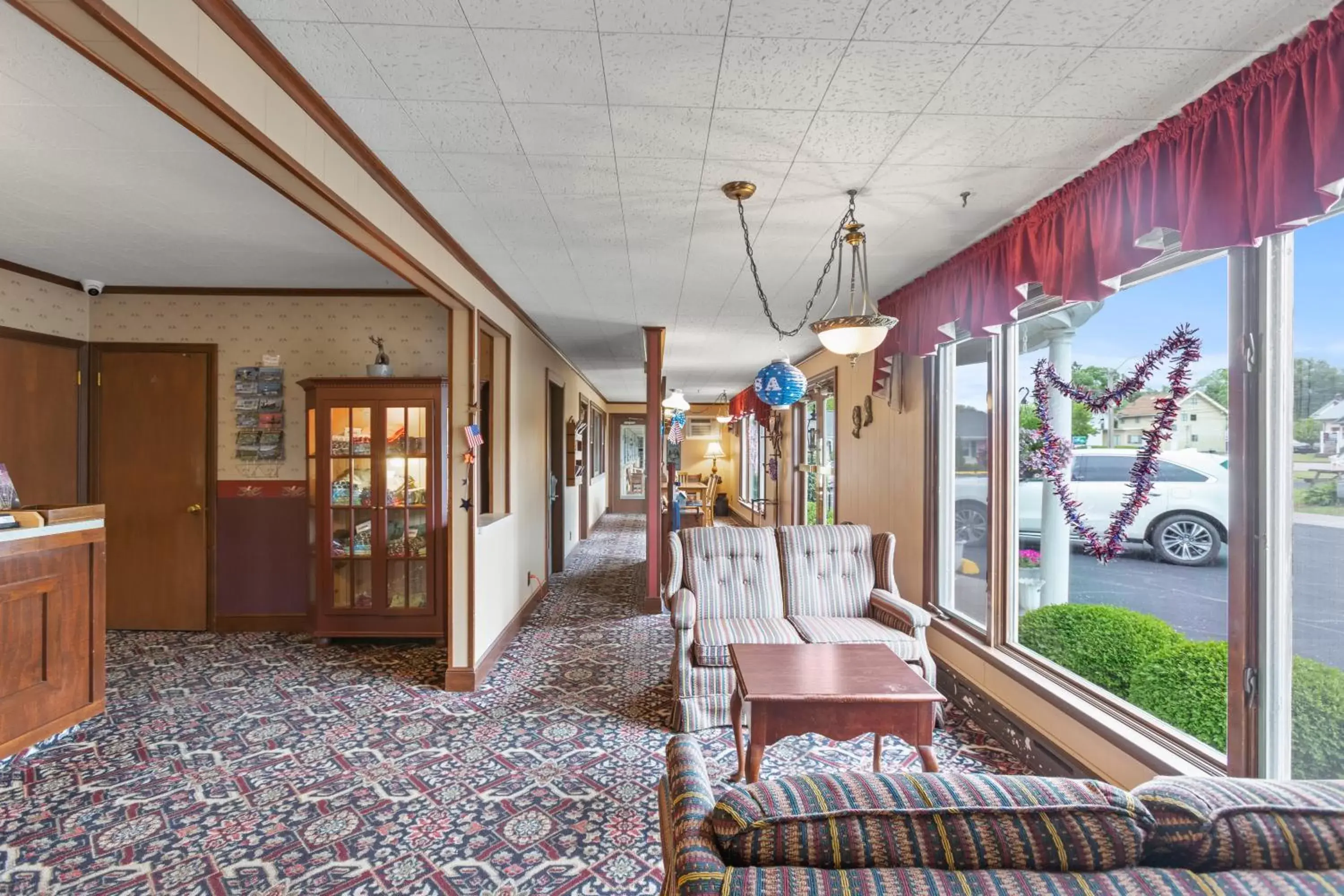 Lobby or reception in Glass House Inn Erie Near I-90 & I-79