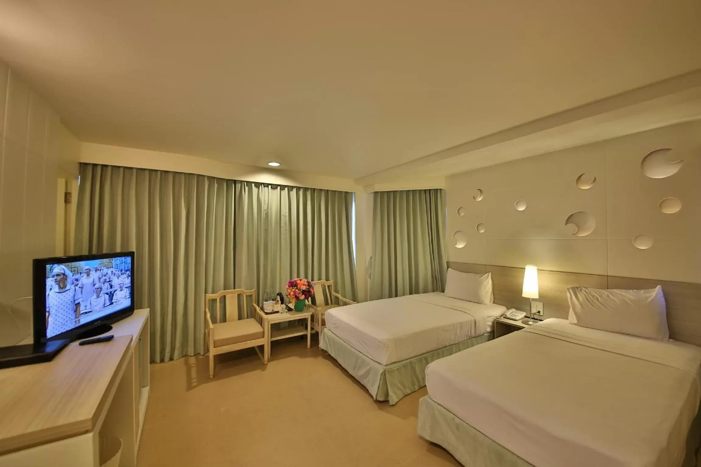 Bed, TV/Entertainment Center in Sunshine Hotel & Residences - SHA Plus