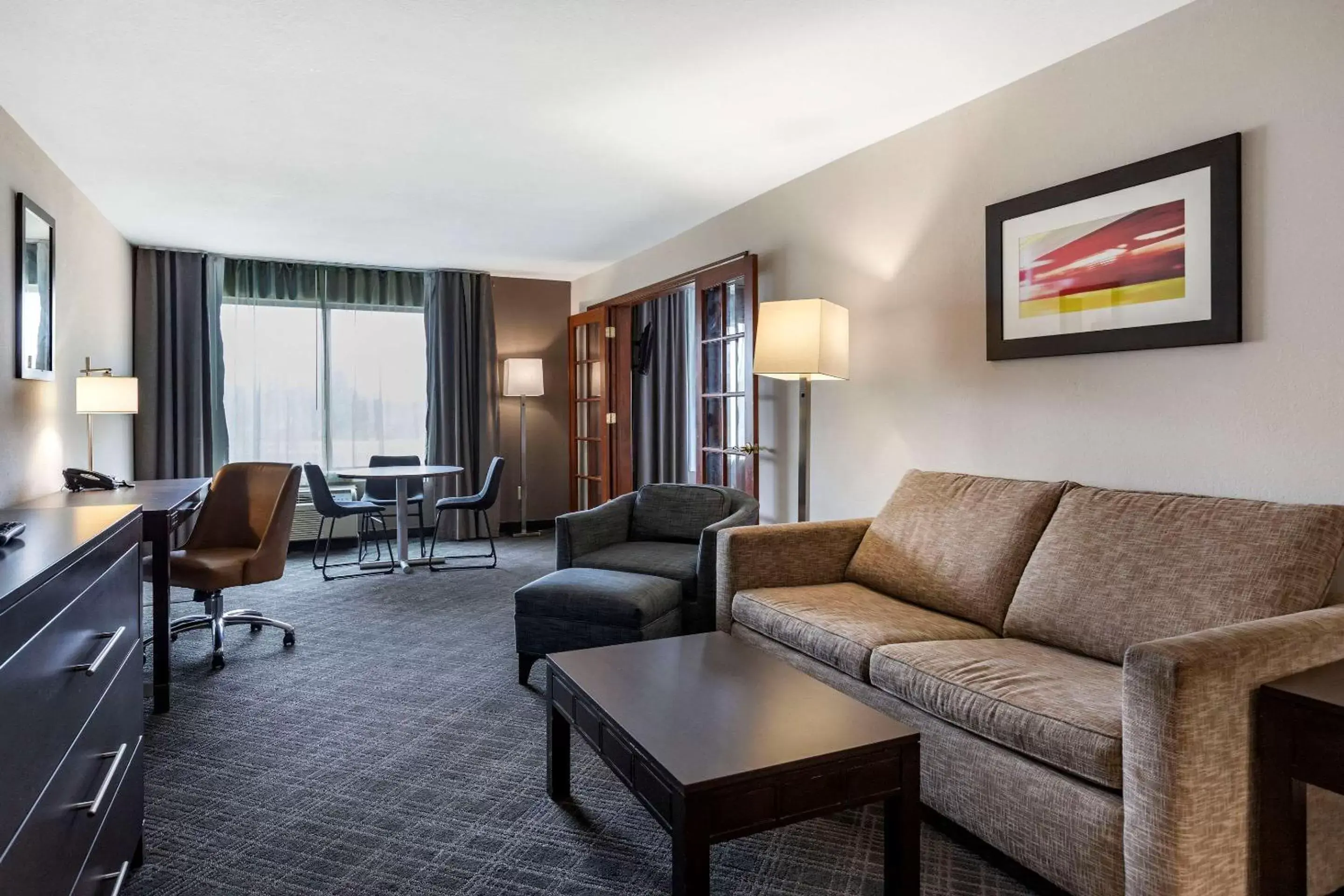 Photo of the whole room, Seating Area in Comfort Inn & Suites Grand Blanc-Flint